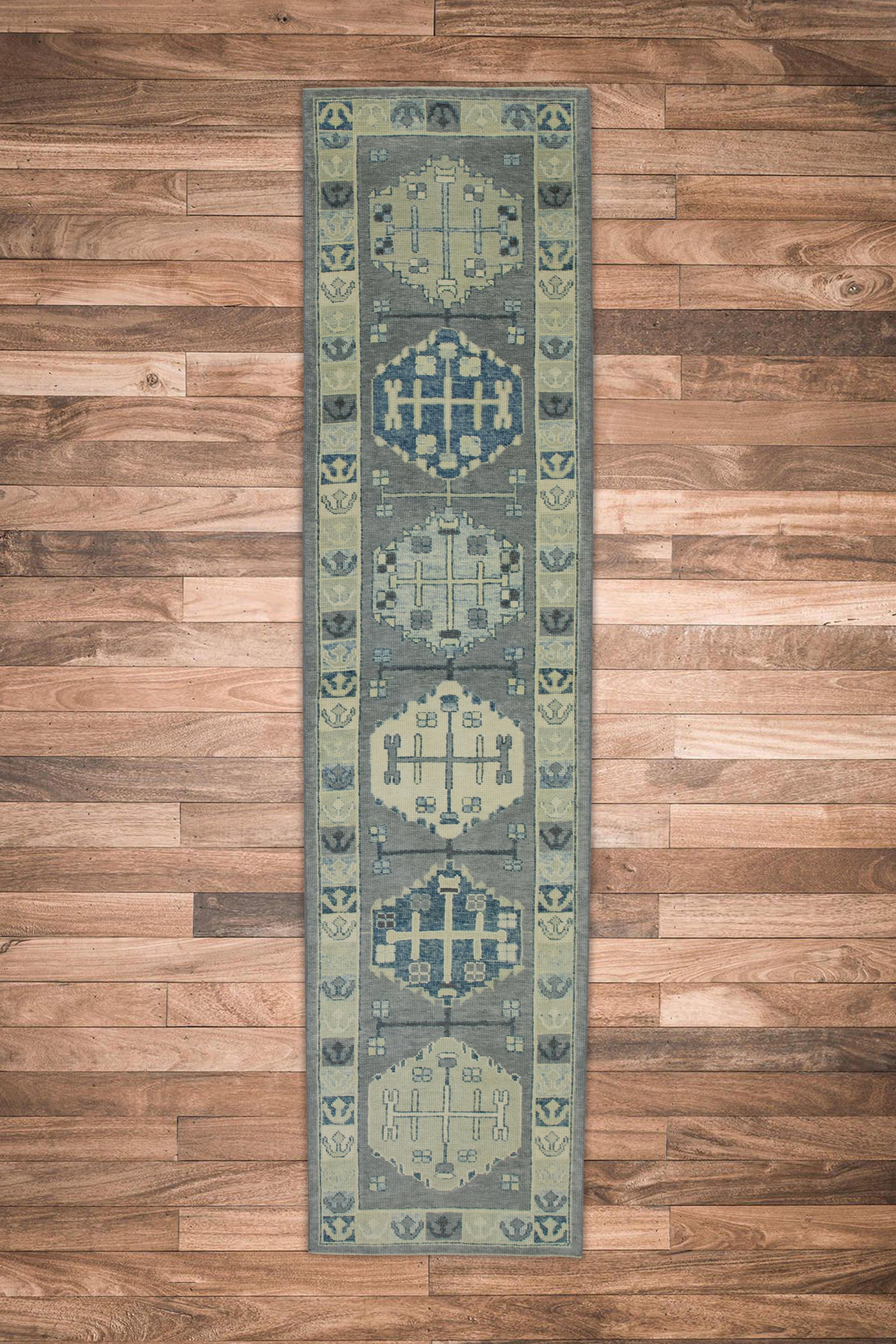 Handgewebter türkischer Oushak-Läufer aus Wolle in Grau & Blau mit geometrischem Design 2'10