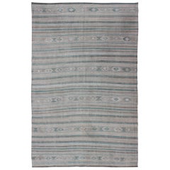 Kilim turco vintage gris, verde azulado, topo y camel con motivos geométricos