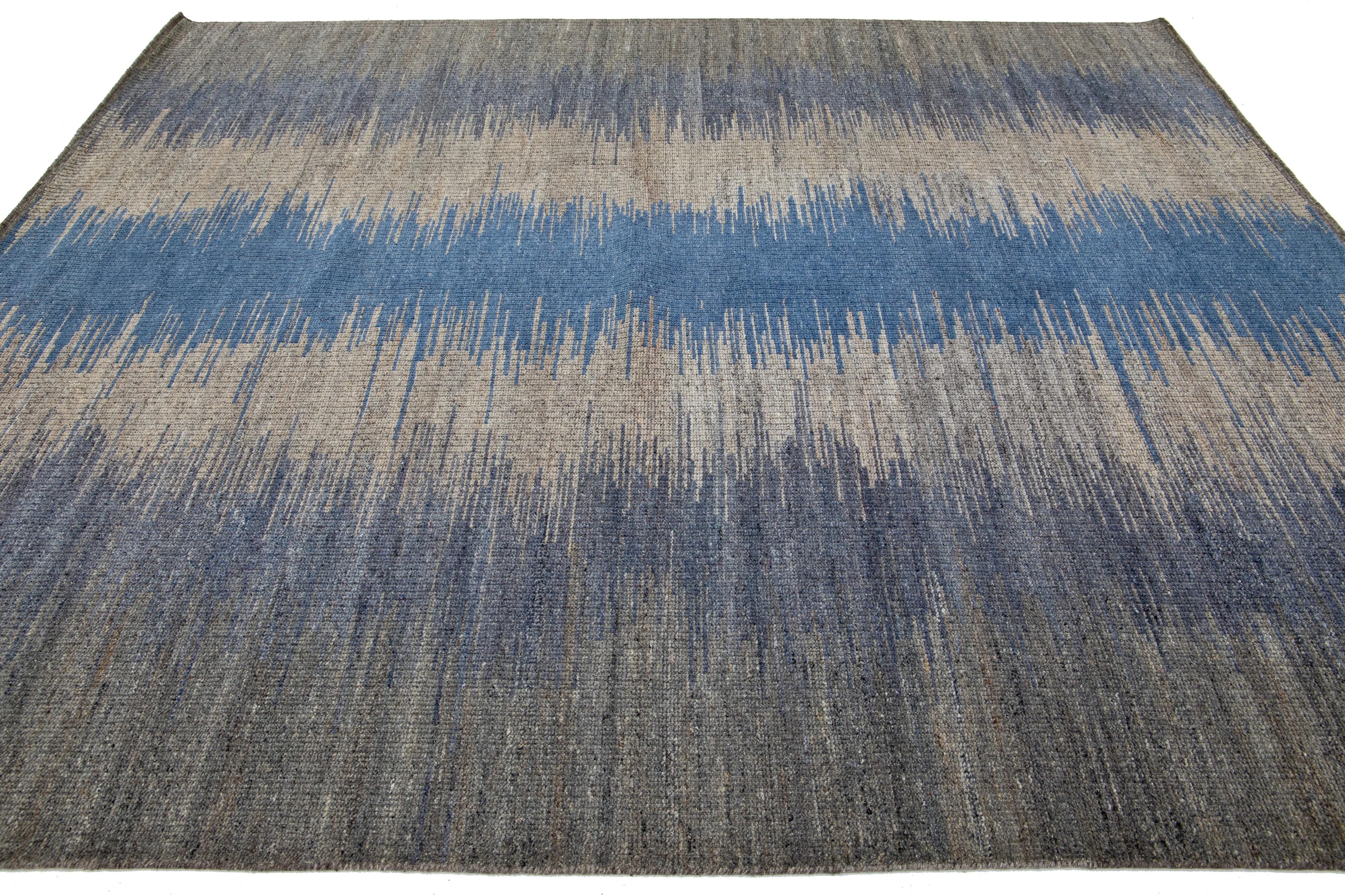 Moderner Flachgewebter Kelim-Wollteppich in Grau & Blau mit Art déco-Design (Handgeknüpft) im Angebot