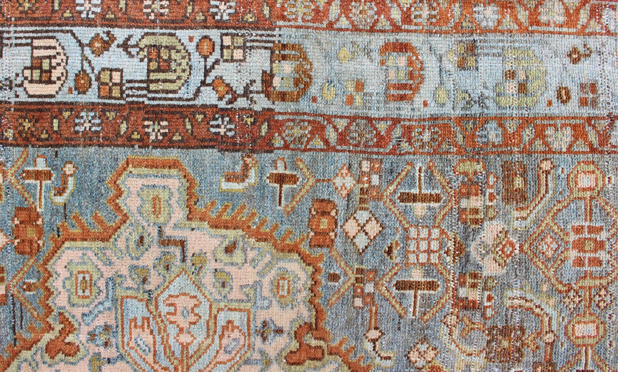 Antiker persischer langer Malayer-Läufer in Grau, Blau und Rost mit geometrischem Design (20. Jahrhundert) im Angebot
