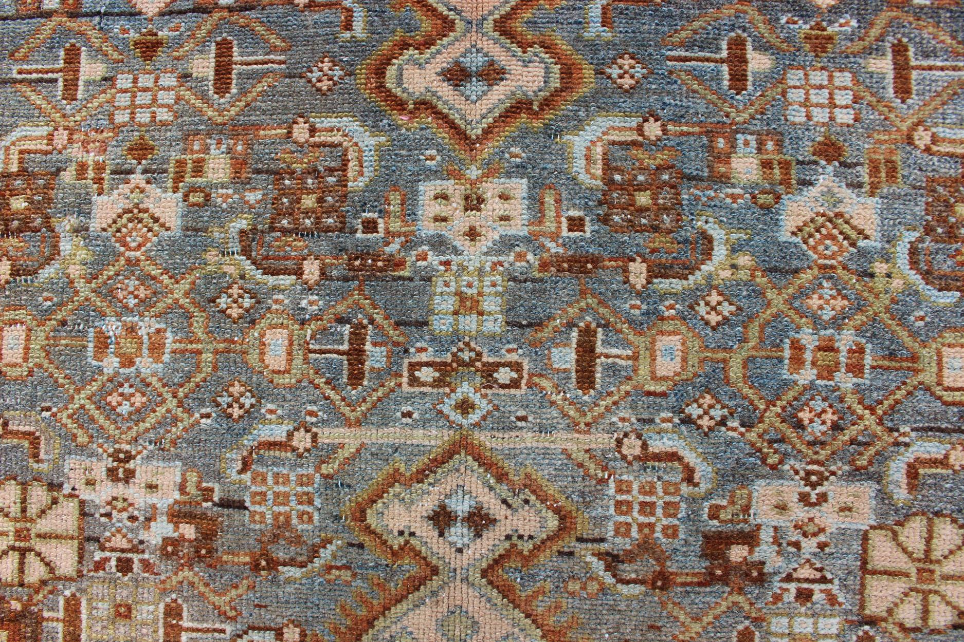 Antiker persischer langer Malayer-Läufer in Grau, Blau und Rost mit geometrischem Design im Angebot 1
