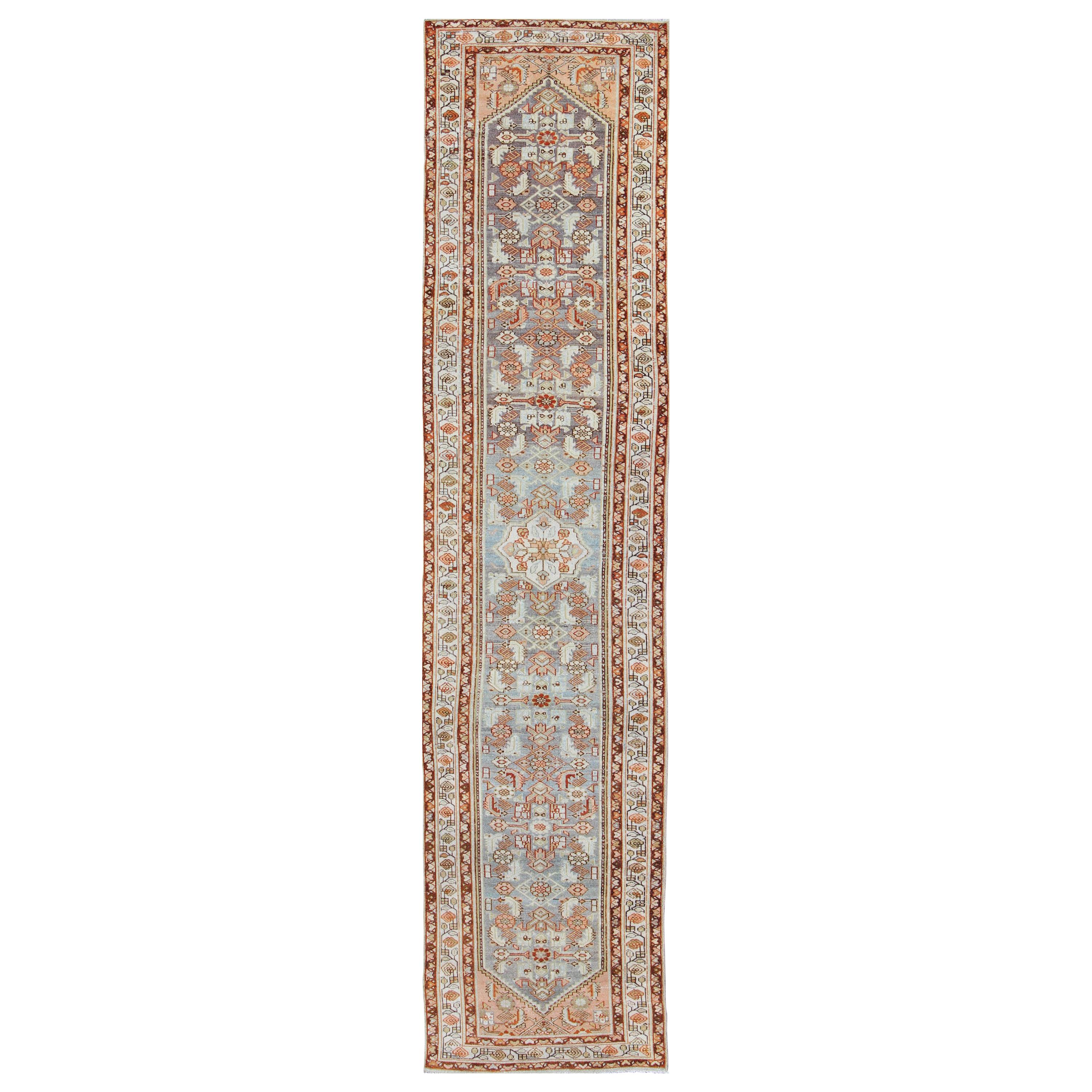 Tapis de couloir persan ancien Malayer bleu, saumon et rouge avec motif géométrique