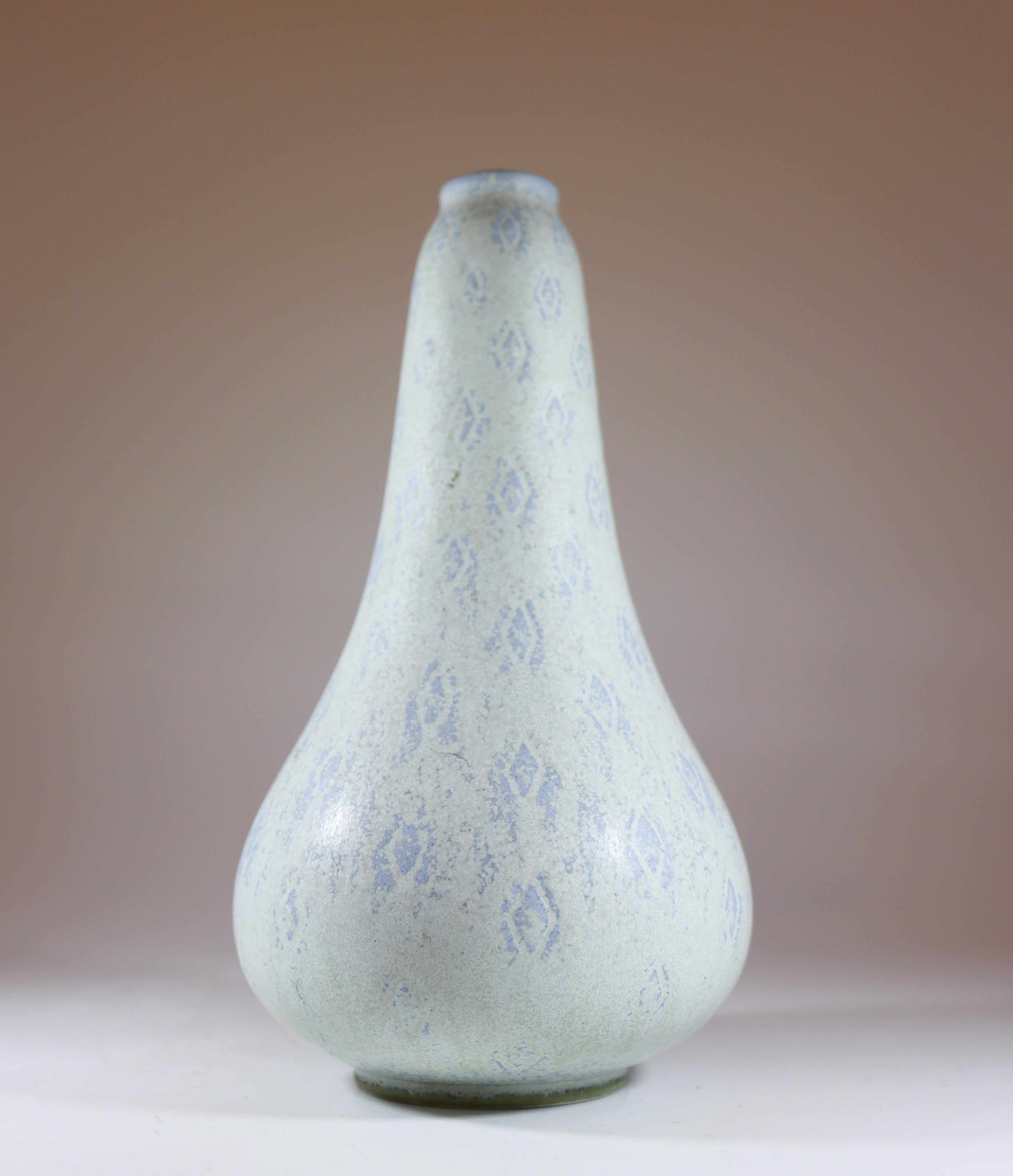 Un vaso grigio e blu disegnato da Gunnar Nylund a Rörstrand, alto 20 cm (8