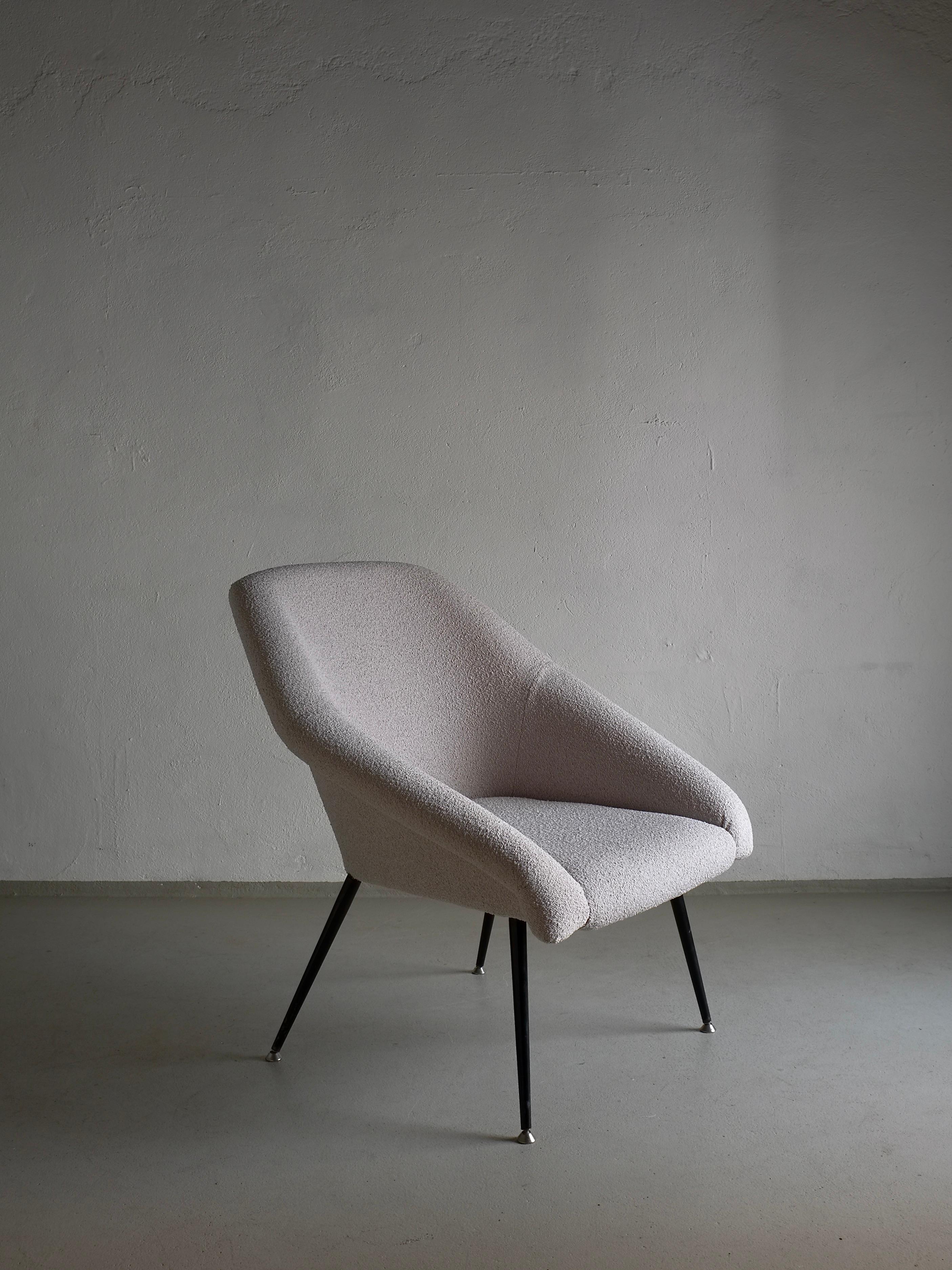Sillón alemán vintage en forma de concha con patas de metal negro.