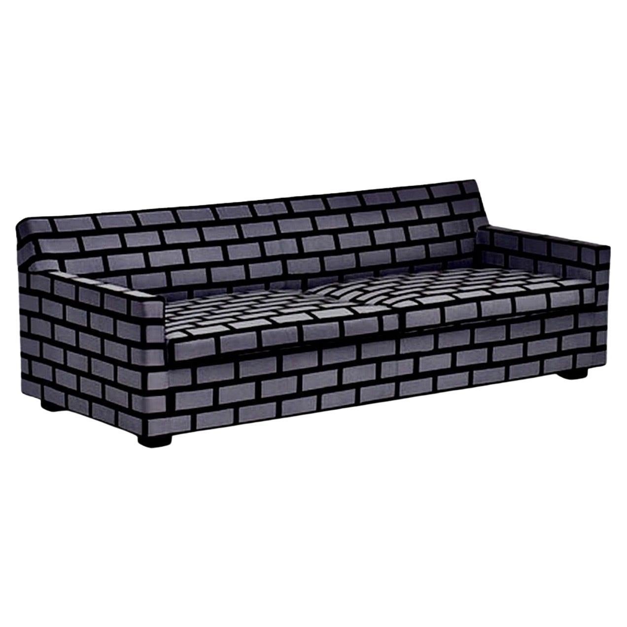 Gray Brick & Mortar Sofa, Rich Woods & Seb Wrong, Established & Sons, UK, 2009. Un design postmoderne emblématique. Produit pour une courte période en 2009-2010. Fabriqué en Angleterre.
Mesures : 27 H × 80 W × 38 D in.  Canapé Bricks & Mortar Salone