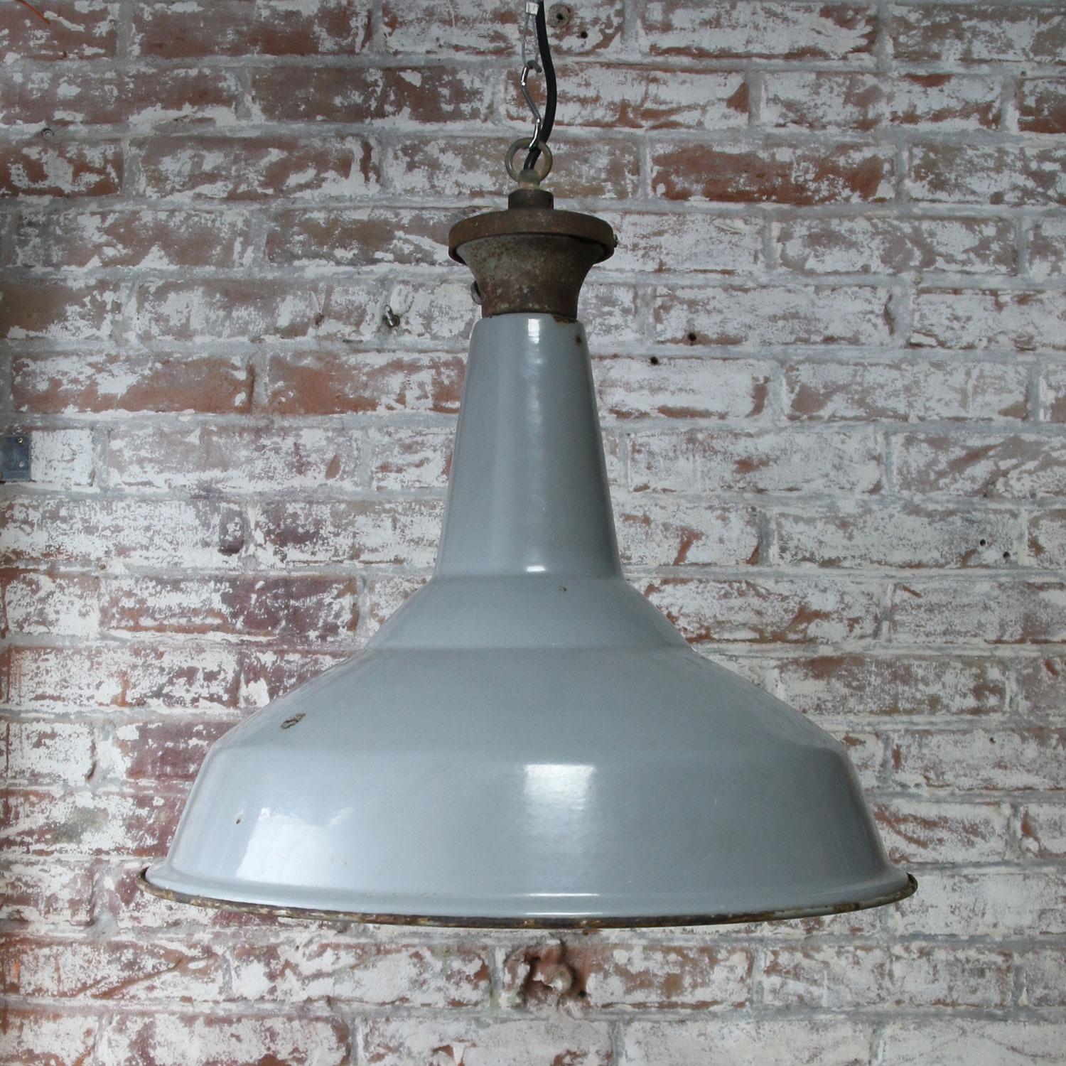 Gray British Enamel Vintage Industrial Pendant Lamp In Good Condition In Amsterdam, NL
