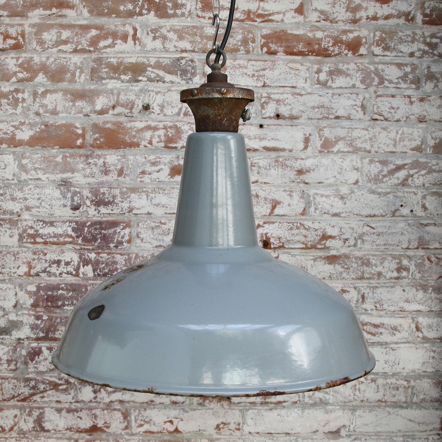 Gray British Enamel Vintage Industrial Pendant Lamps In Good Condition For Sale In Amsterdam, NL