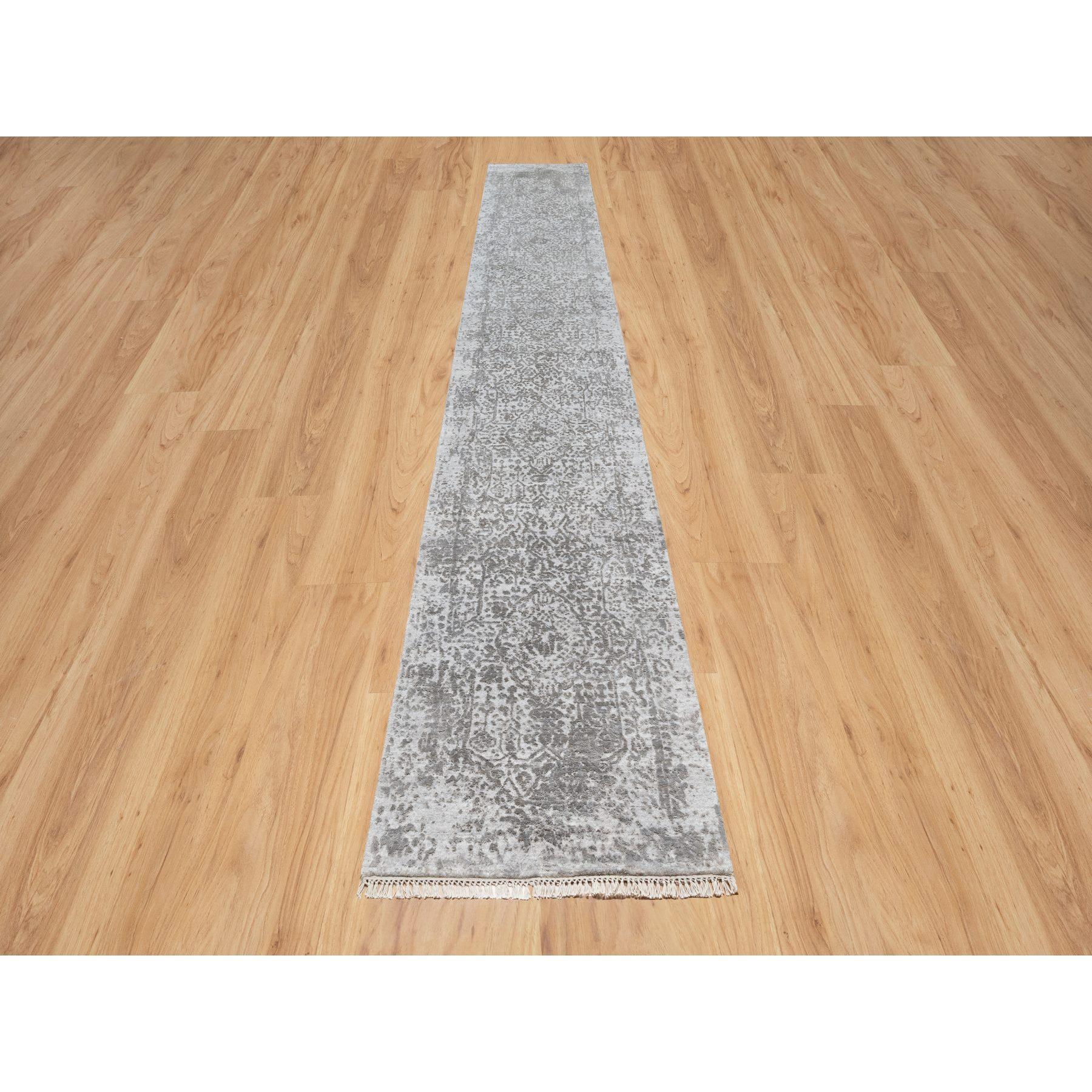 Ce fabuleux tapis noué à la main a été créé et conçu pour une résistance et une durabilité accrues. Ce tapis a été fabriqué à la main pendant des semaines selon la méthode traditionnelle qui est utilisée pour faire des
Taille exacte du tapis en