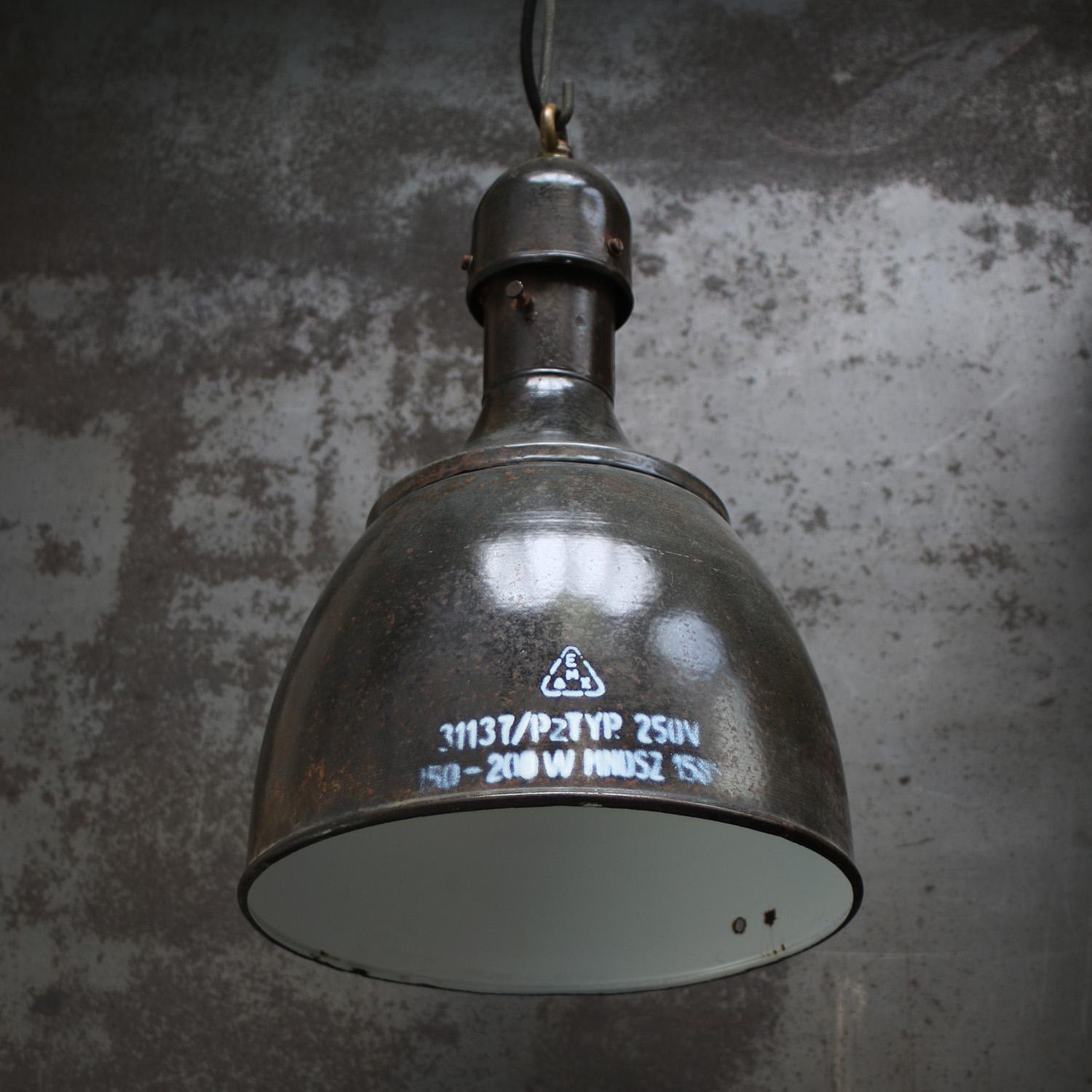 Gray Brown Enamel Vintage Industrial Brass Pendant Light In Good Condition For Sale In Amsterdam, NL