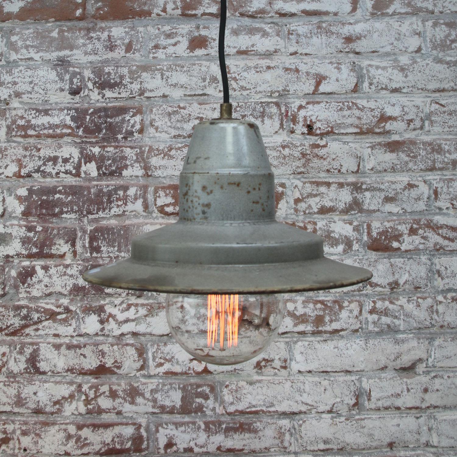 Gray Brown Enamel Vintage Industrial Factory Hanging Light Pendant In Good Condition In Amsterdam, NL