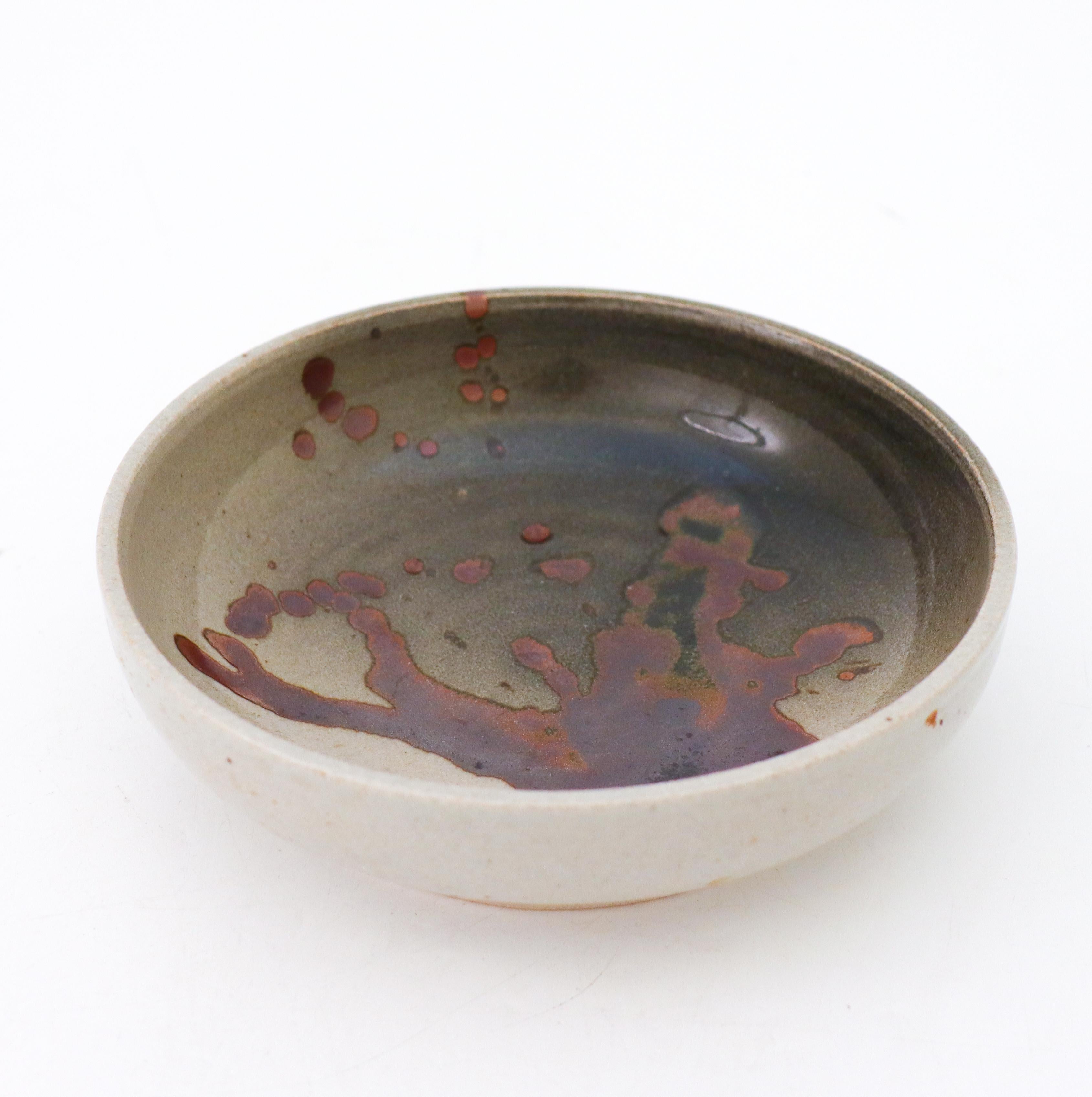 A beautiful bowl designed by the Swedish ceramicist Claes Thell in his workshop in Höganäs, Sweden in the late 20th century. The bowl is 18 cm (7.2