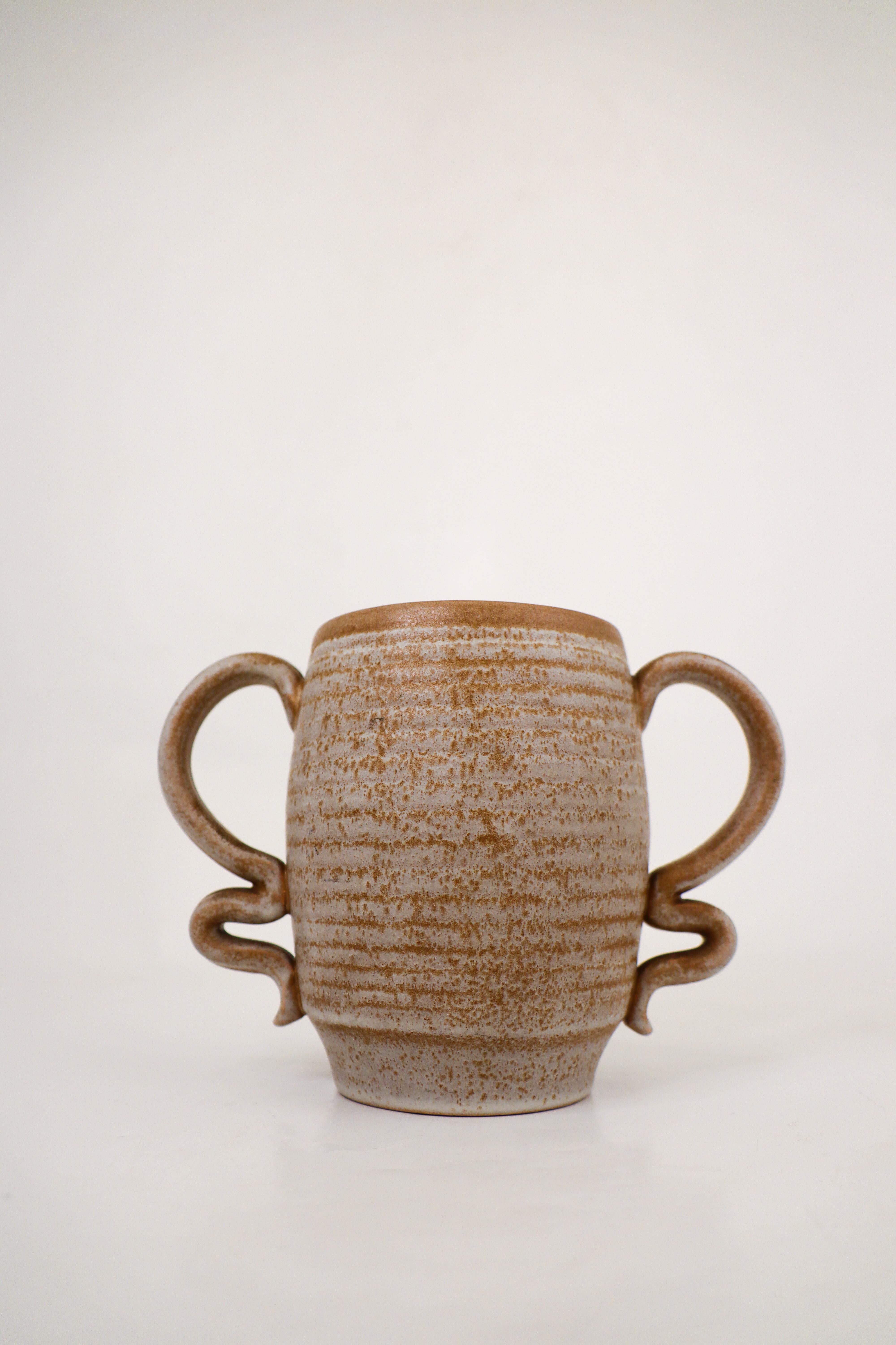Eine grau-braune Vase mit schönen Henkeln, entworfen von Eva Jancke-Björk bei Bo Fajans in Gefle in den 1940er Jahren. Sie ist 13,5 cm hoch und hat einen Durchmesser von etwa 18 cm. Die Vase ist in ausgezeichnetem Zustand. 