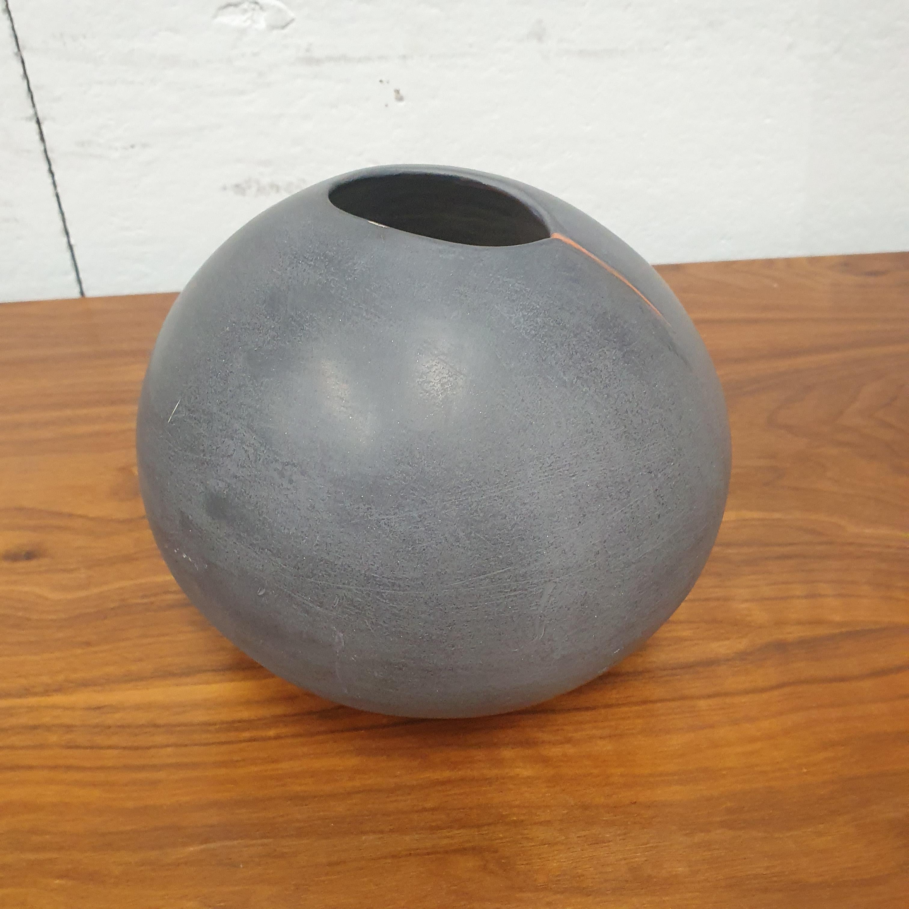 Minimalist Gray bud vase by Wyman rice  For Sale
