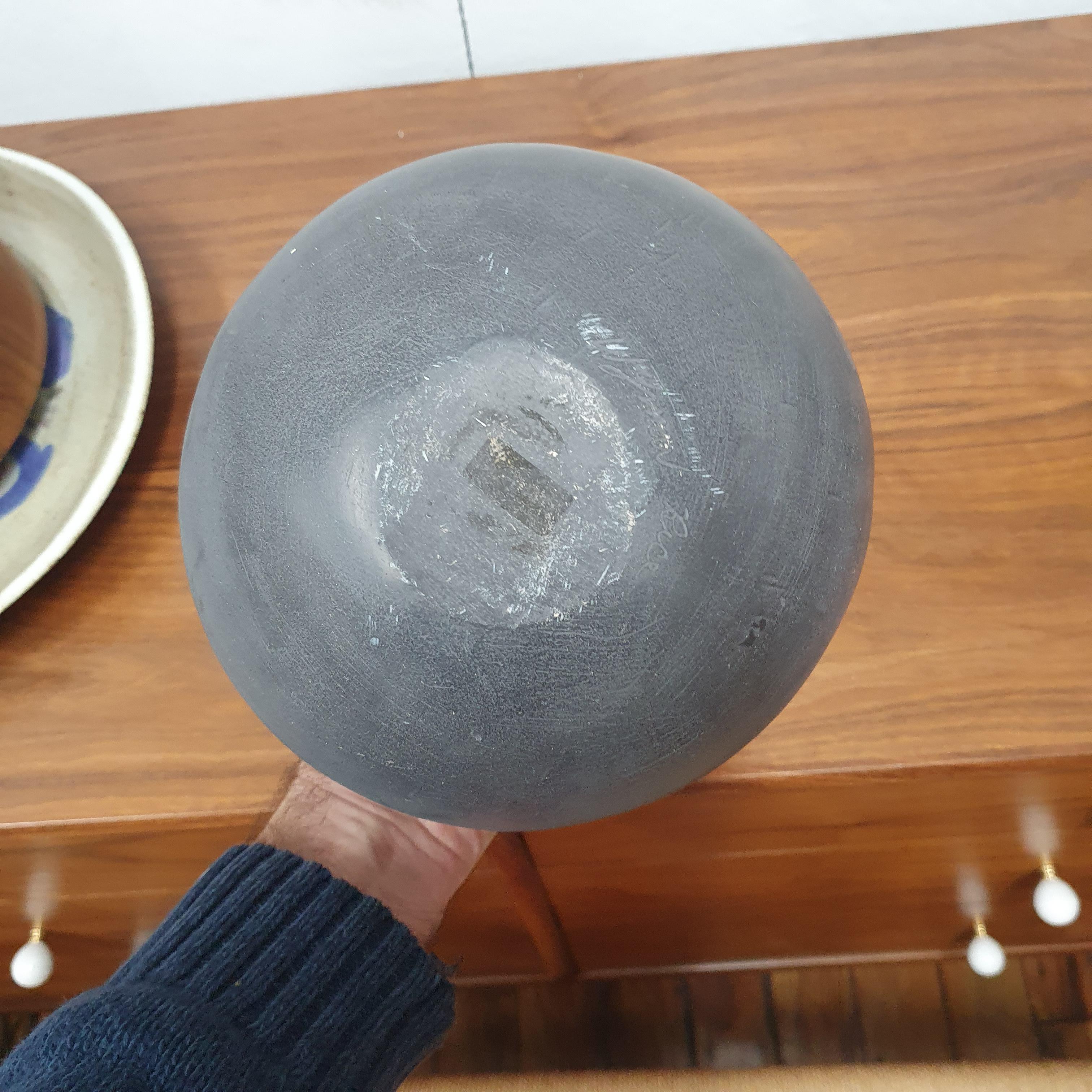 Gray bud vase by Wyman rice  In Good Condition For Sale In Philadelphia, PA
