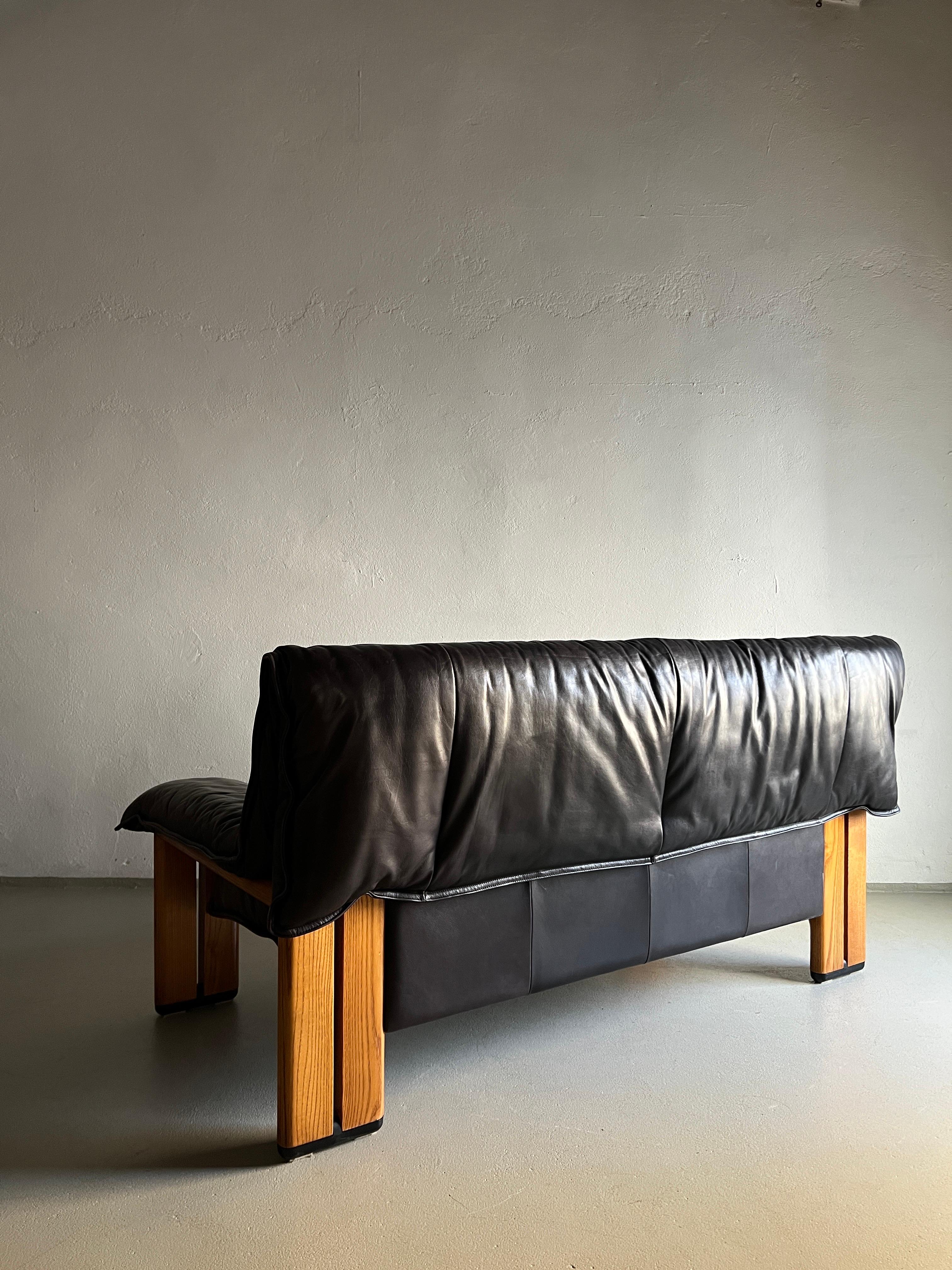Graues 2-Sitzer-Sofa aus Buffalo-Leder mit Massivholzfuß, 1990er Jahre (Europäisch) im Angebot