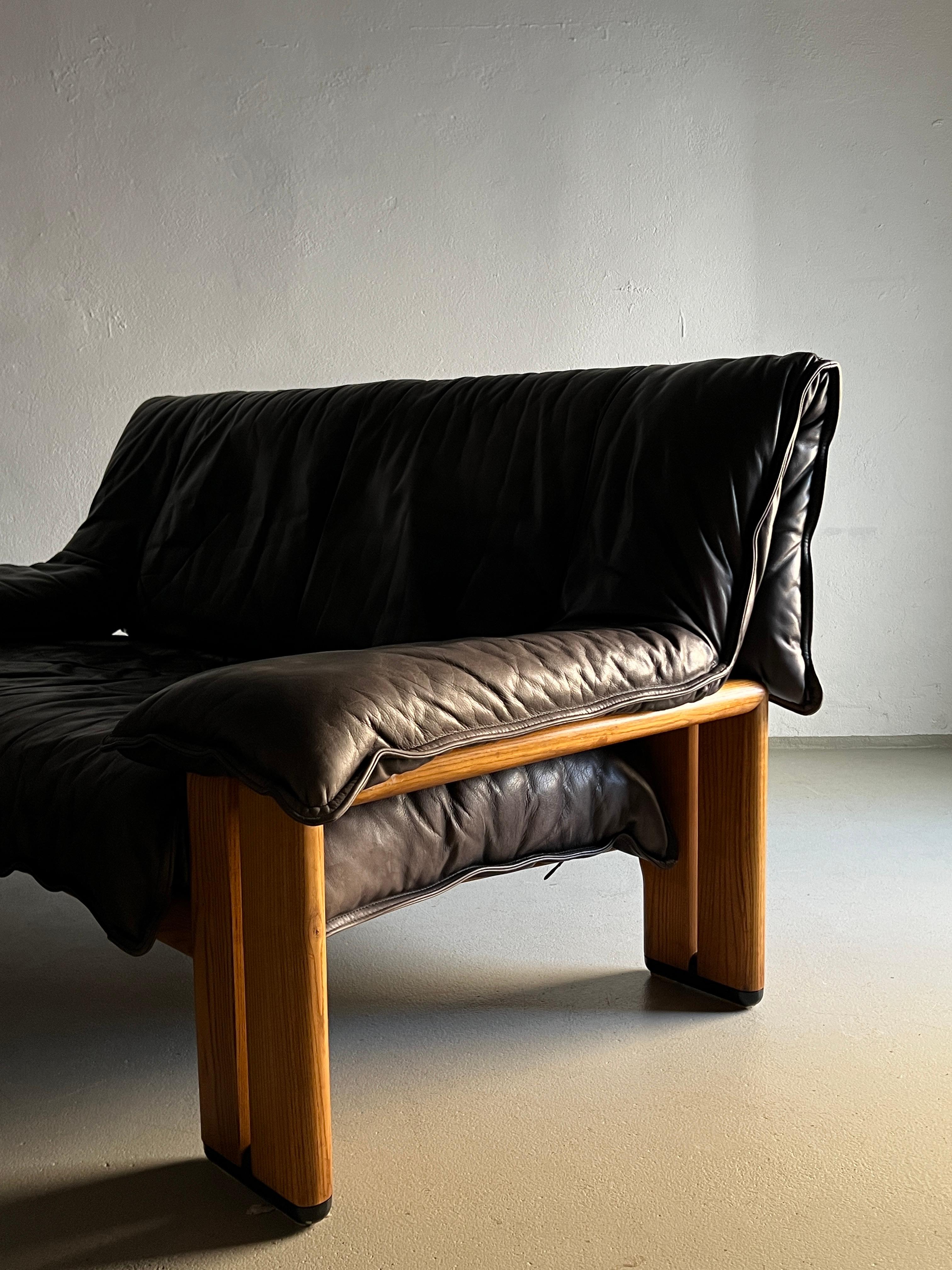 Graues 2-Sitzer-Sofa aus Buffalo-Leder mit Massivholzfuß, 1990er Jahre im Zustand „Gut“ im Angebot in Rīga, LV