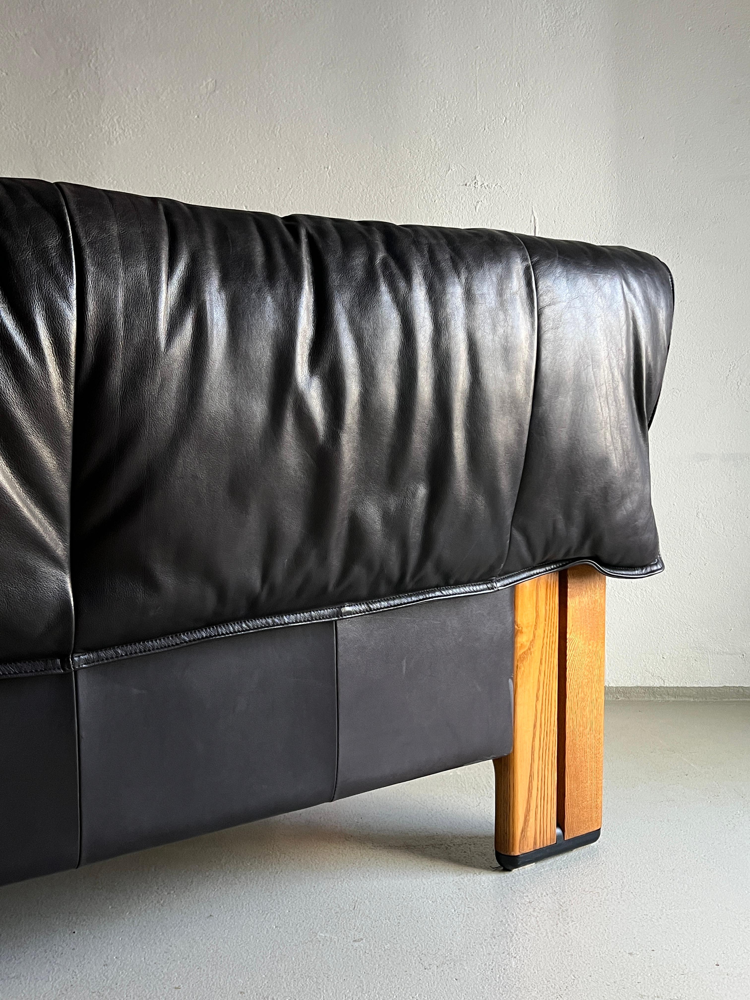 Graues 2-Sitzer-Sofa aus Buffalo-Leder mit Massivholzfuß, 1990er Jahre (20. Jahrhundert) im Angebot