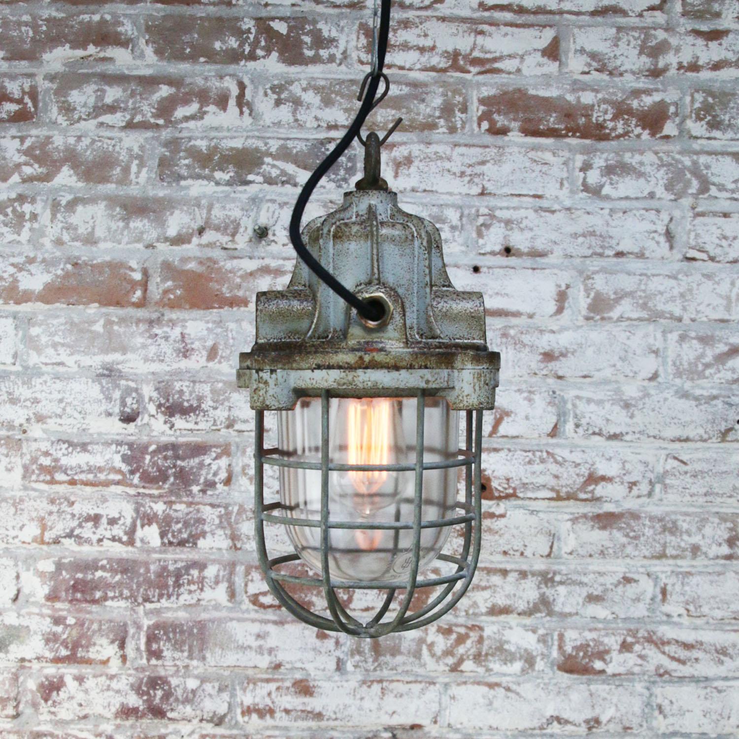 Néerlandais Lampe pendante en fonte grise, vintage industriel, verre transparent en vente