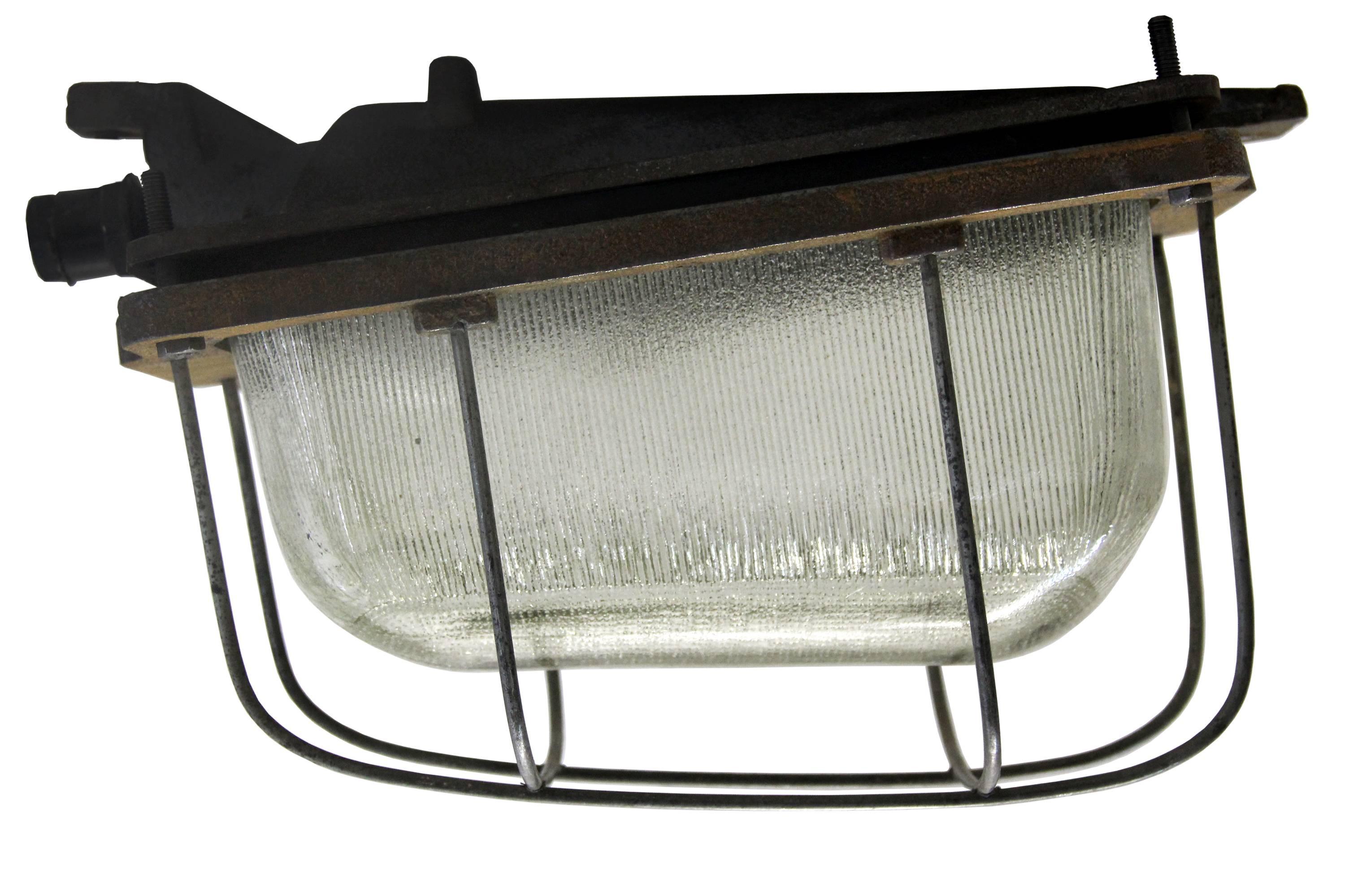 Graue Gusseisen Vintage Industrie Holophan Glas Wandleuchte Scone (20. Jahrhundert) im Angebot