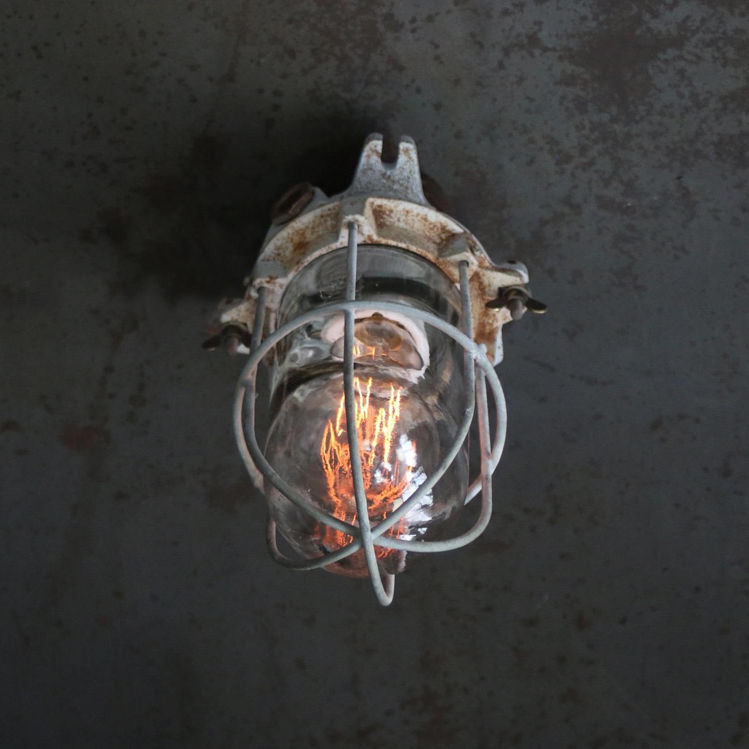 Industria Rotterdam lumière industrielle en forme de cage
Fonte grise avec verre transparent

Poids : 2,40 kg / 5,3 lb

Le prix est fixé par article individuel. Toutes les lampes ont été rendues conformes aux normes internationales pour les ampoules