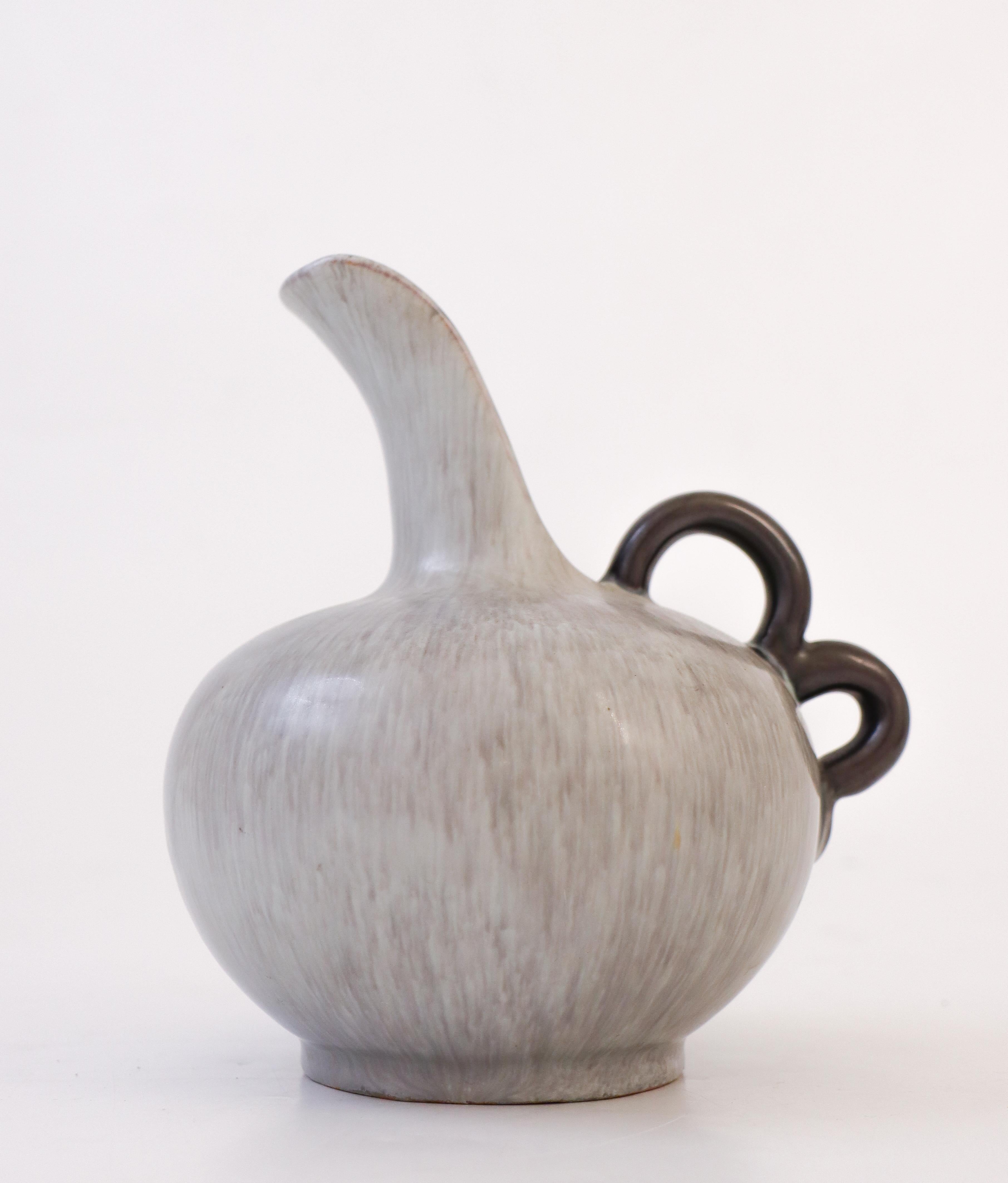 Ein wunderschöner grauer Art Deco-Krug aus Keramik, entworfen von Upsala Ekeby in den 1930er Jahren.  Sie ist 15,5 cm hoch und hat einen Durchmesser von etwa 14 cm und ist in ausgezeichnetem Zustand. 
