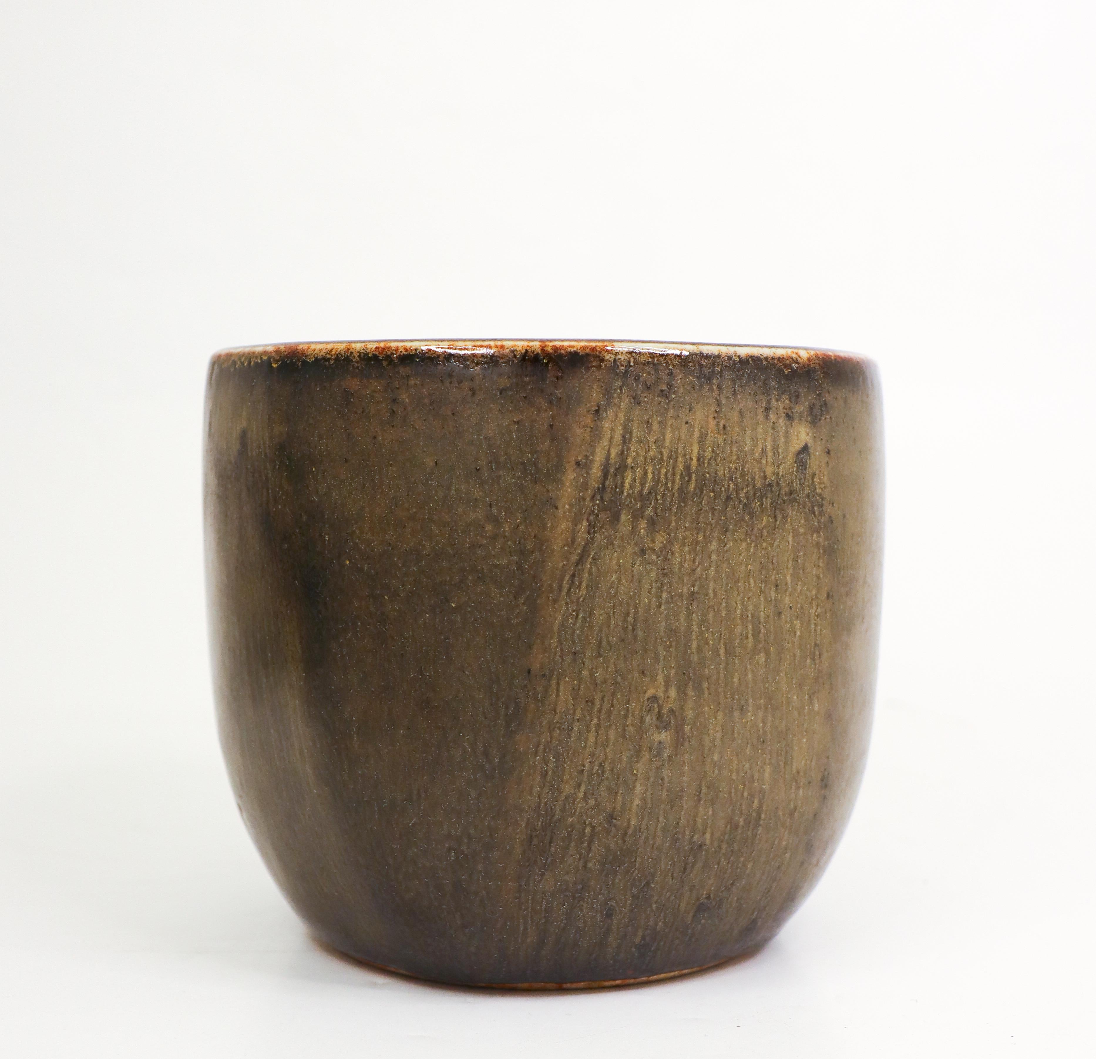A flowerpot designed by Carl-Harry Stålhane at Rörstrand, it´s 14 cm in diameter, 13 cm high and it´s in mint condition. This is a unique pot only made in one copy as you can see of the signature, it is 1st quality but have a scratching mark over