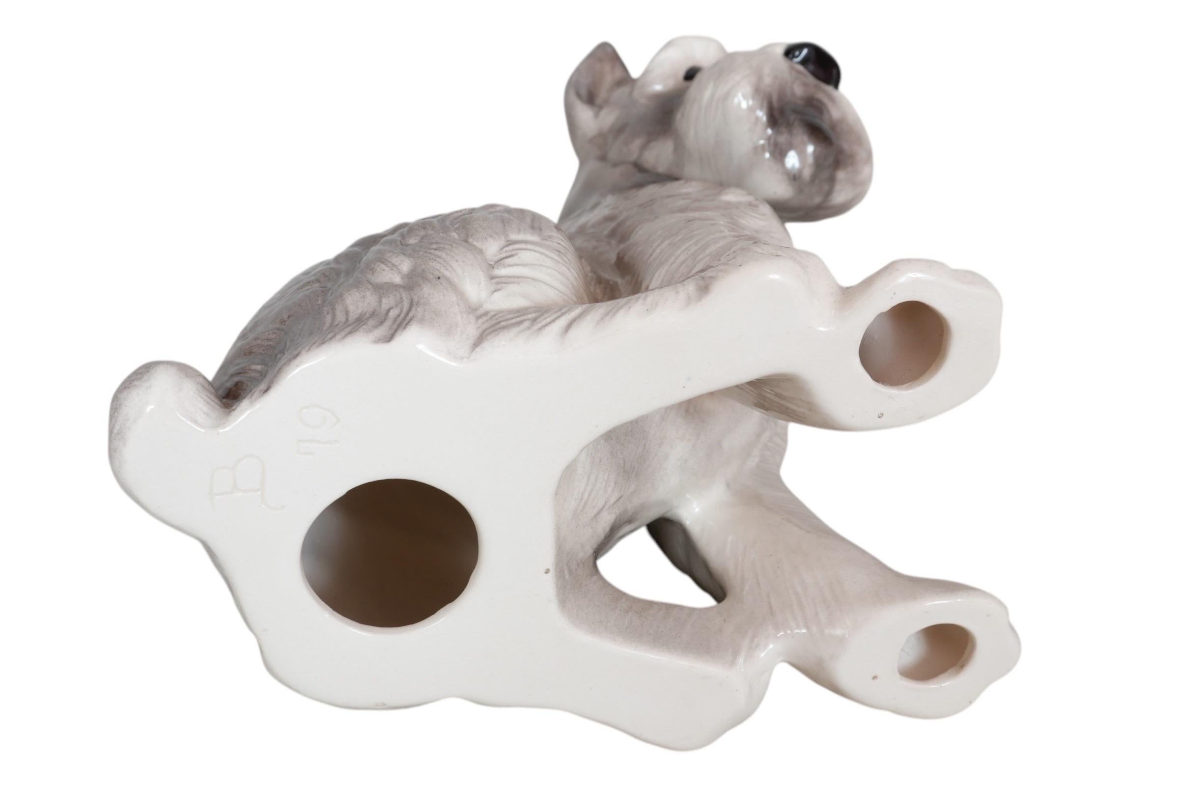 Figura di cane Schnauzer in ceramica grigia in vendita 4