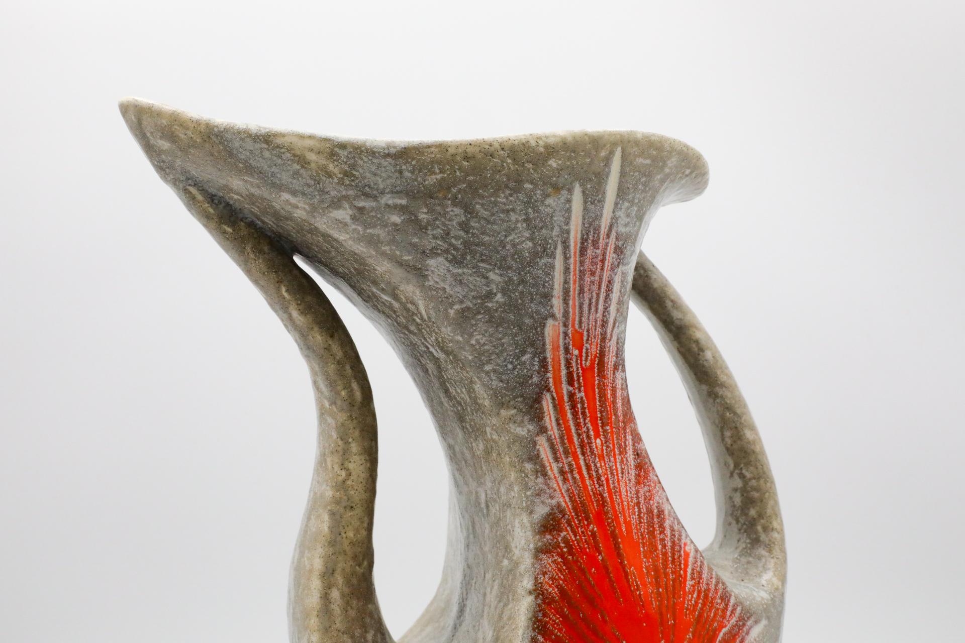 Vaso in ceramica grigia con doppio manico e disegno a stella arancione in vendita 3