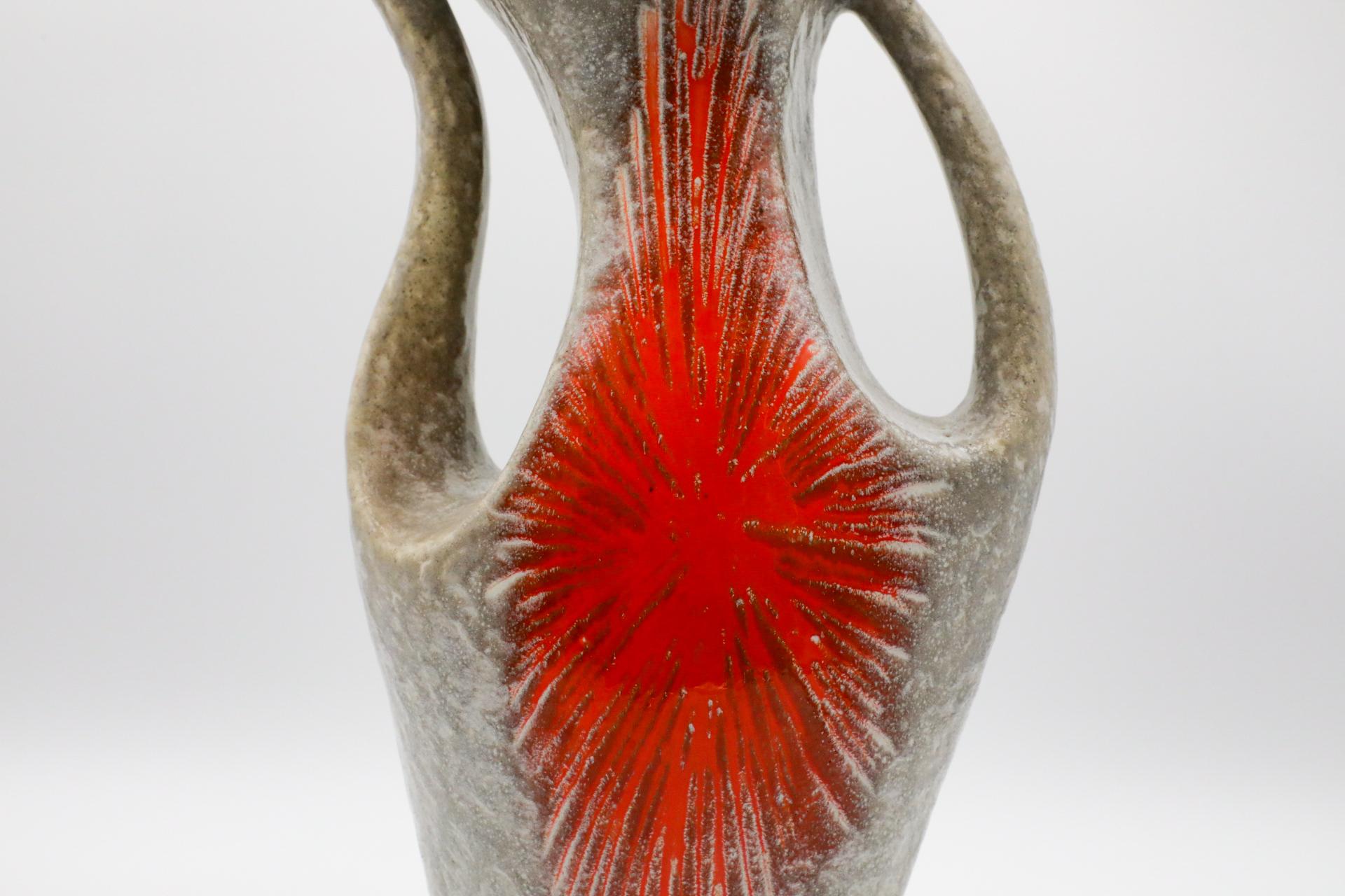 Vaso in ceramica grigia con doppio manico e disegno a stella arancione in vendita 4