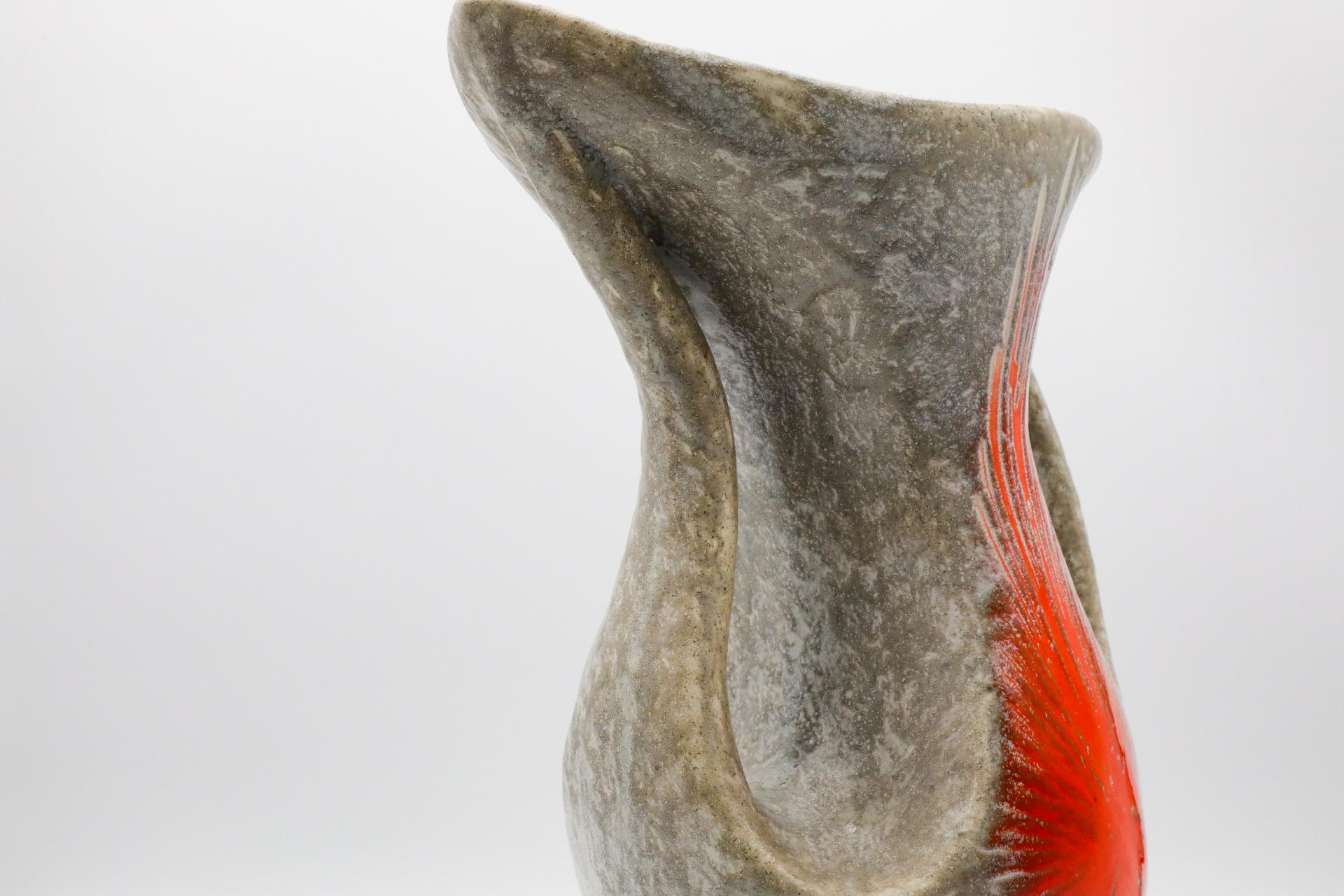 Vaso in ceramica grigia con doppio manico e disegno a stella arancione in vendita 6