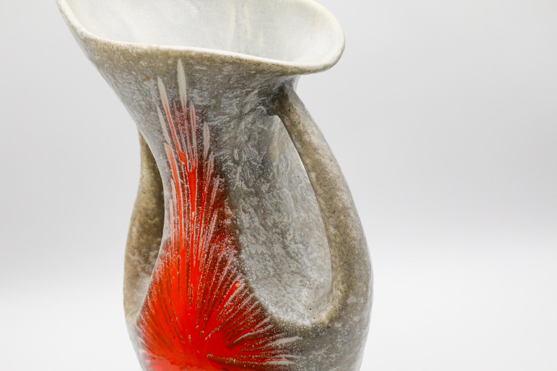 Vaso in ceramica grigia con doppio manico e disegno a stella arancione in vendita 7