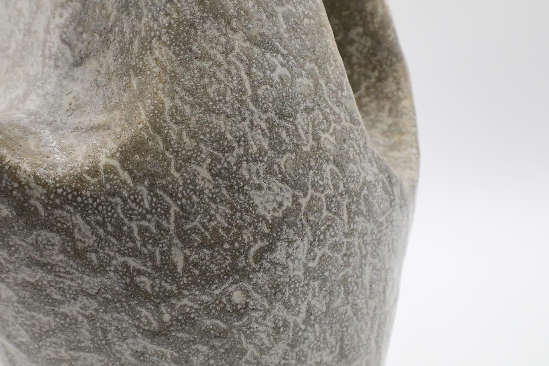Vaso in ceramica grigia con doppio manico e disegno a stella arancione in vendita 9