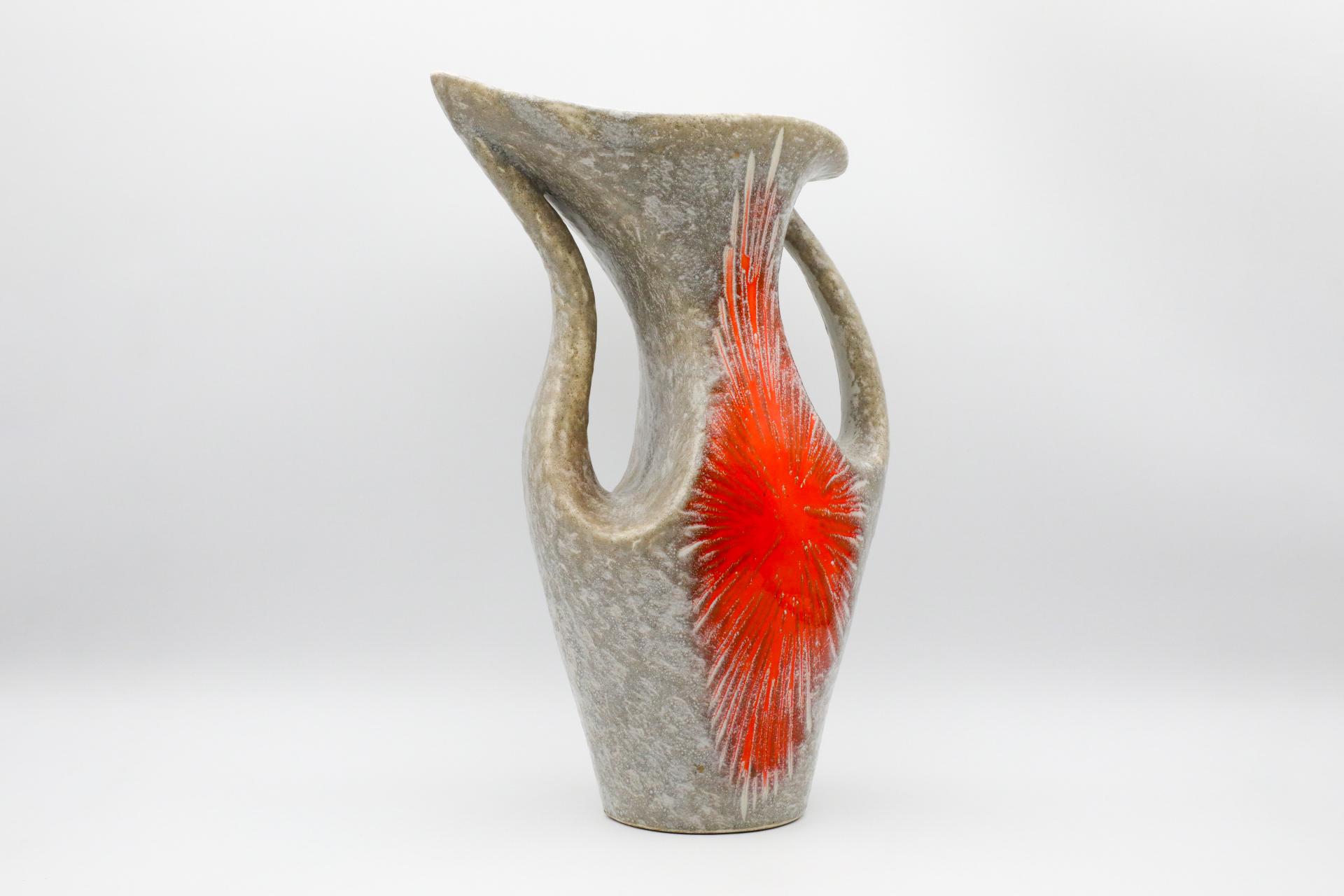 Bellissimo vaso in ceramica grigia di Vallauris AM con doppio manico e disegno a stella arancione. Non è segnato sul fondo. Un vaso artistico con curve organiche e bordi fluidi. In condizioni originali, con un'usura coerente con l'età e l'uso.