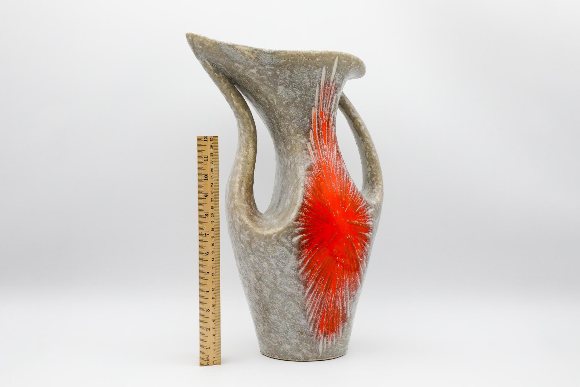 Mid-Century moderno Vaso in ceramica grigia con doppio manico e disegno a stella arancione in vendita