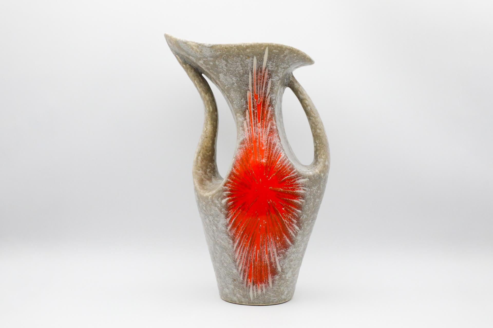 Francese Vaso in ceramica grigia con doppio manico e disegno a stella arancione in vendita