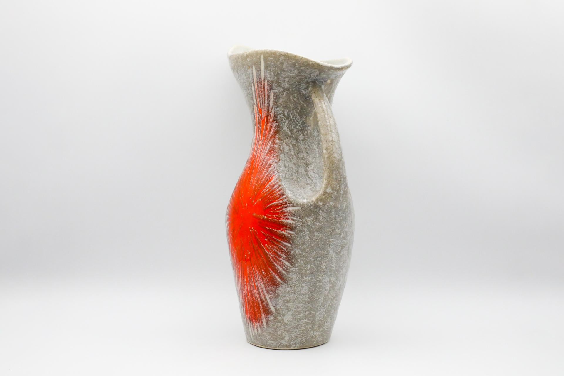 Smaltato Vaso in ceramica grigia con doppio manico e disegno a stella arancione in vendita