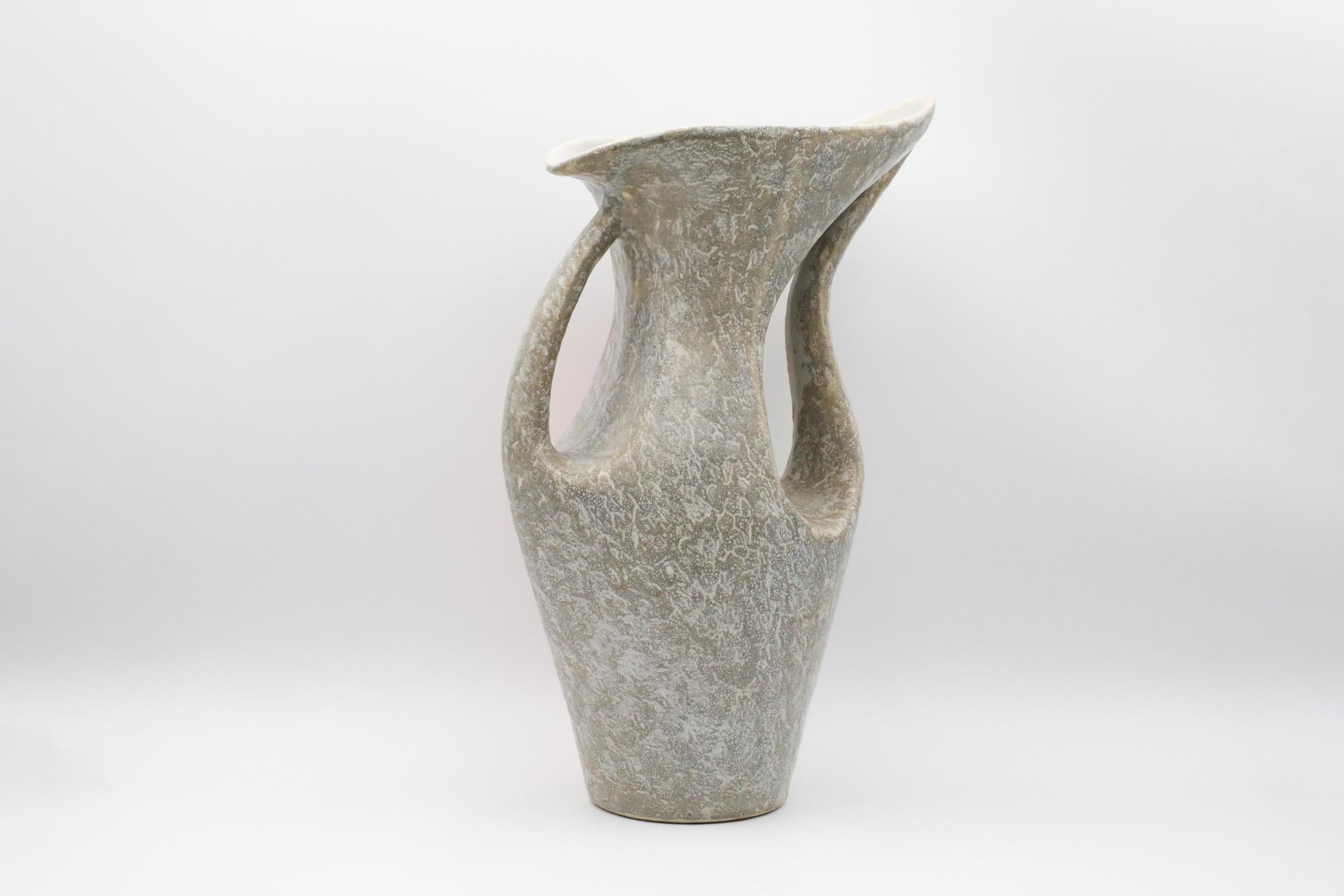 XX secolo Vaso in ceramica grigia con doppio manico e disegno a stella arancione in vendita