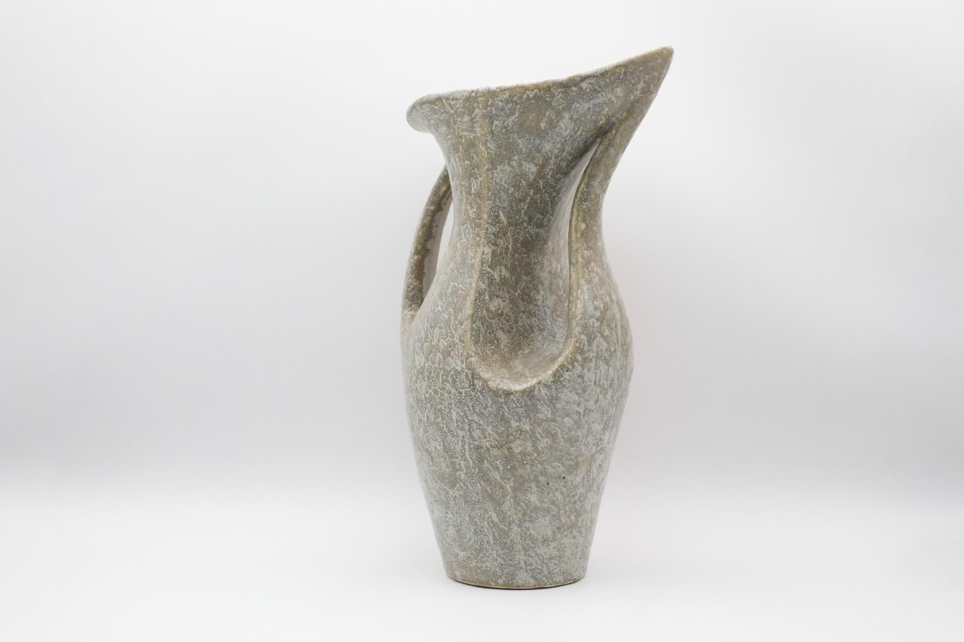 Ceramica Vaso in ceramica grigia con doppio manico e disegno a stella arancione in vendita