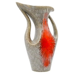 Jarrón de cerámica gris con asas dobles y diseño de estrella naranja