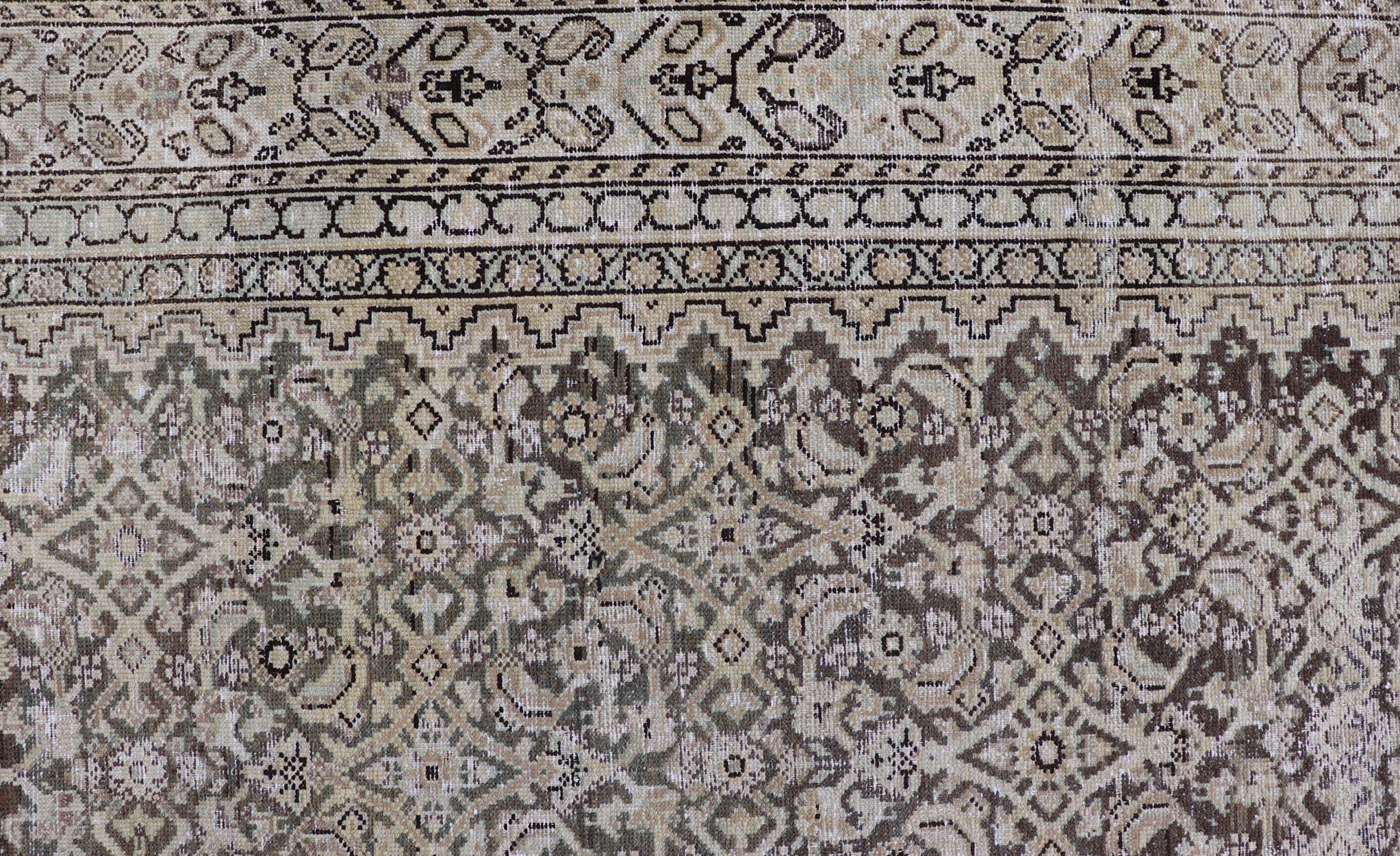 Tapis de la galerie Malayer dans les tons gris, anthracite et neutres. Tapis SUS-2012-272, pays d'origine / type : Iran / Malayer, vers 1910.

Ce magnifique tapis persan Malayer du début du 20e siècle, en mauvais état, est orné d'un magnifique