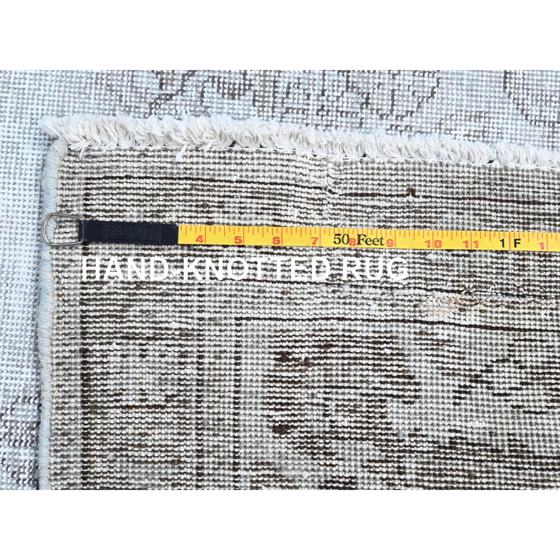 Questo favoloso tappeto annodato a mano è stato creato e progettato per garantire una maggiore resistenza e durata. Questo tappeto è stato lavorato a mano per settimane secondo il metodo tradizionale che si usa per realizzare
Dimensioni esatte del