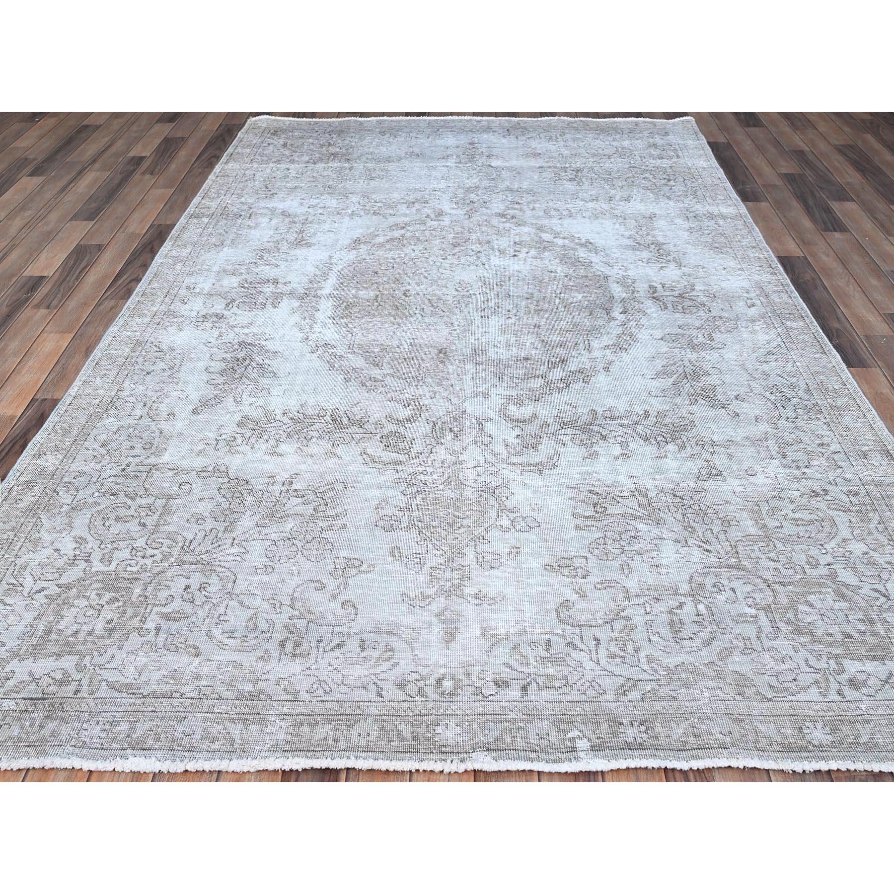 Persiano Gray Clean Hand Knotted Vintage Persian Tabriz Tappeto di lana annodato a mano uniformemente usurato in vendita