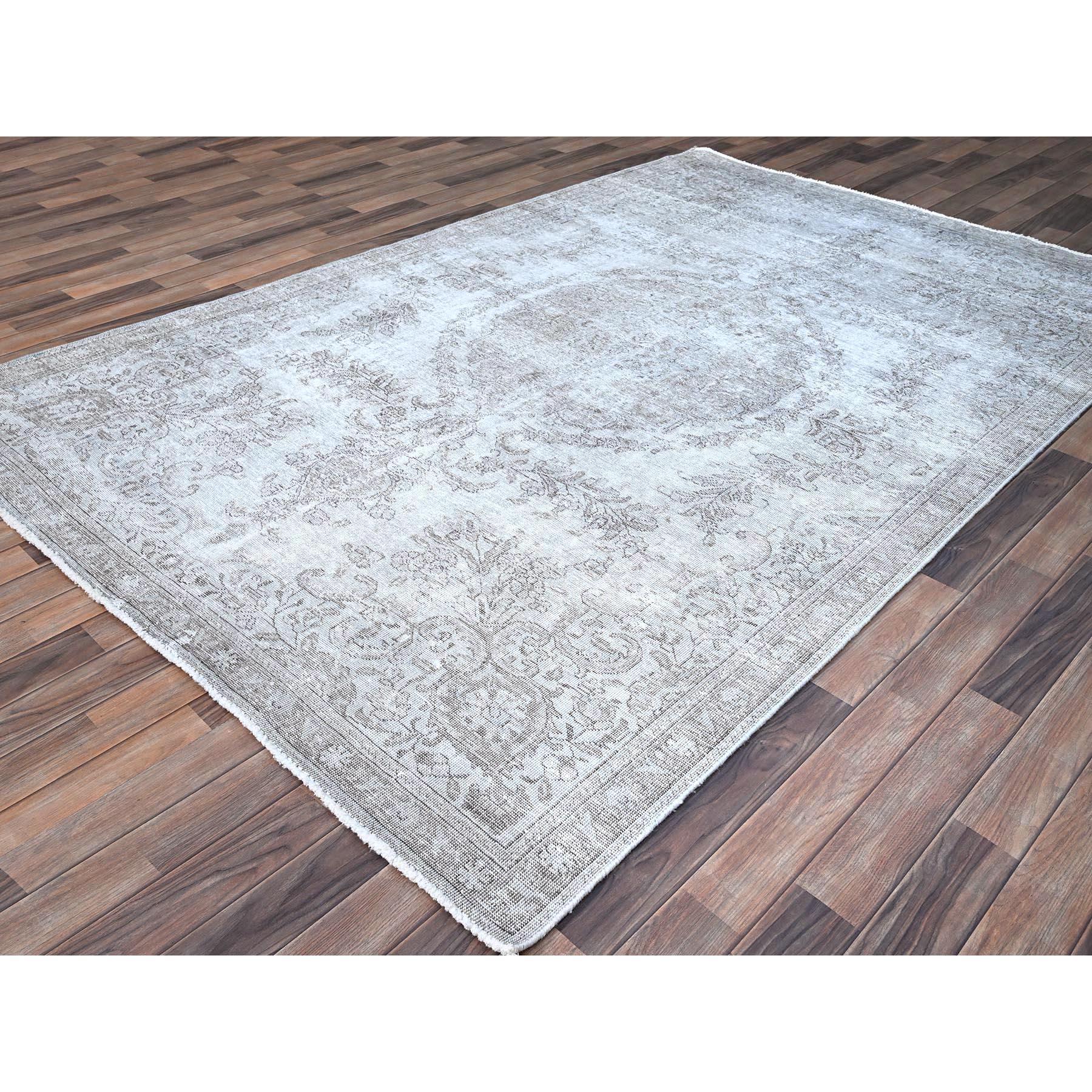 Annodato a mano Gray Clean Hand Knotted Vintage Persian Tabriz Tappeto di lana annodato a mano uniformemente usurato in vendita
