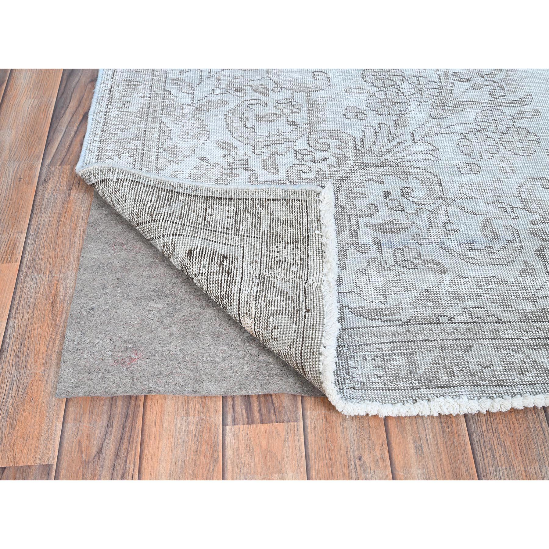 Gray Clean Hand Knotted Vintage Persian Tabriz Tappeto di lana annodato a mano uniformemente usurato In condizioni ottime in vendita a Carlstadt, NJ