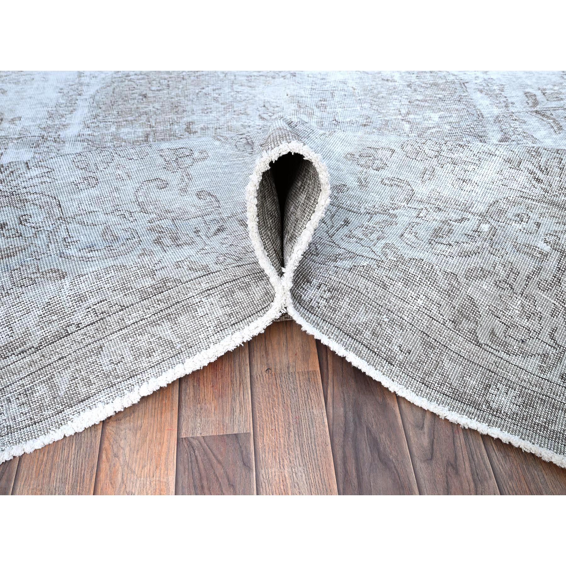 Metà XX secolo Gray Clean Hand Knotted Vintage Persian Tabriz Tappeto di lana annodato a mano uniformemente usurato in vendita