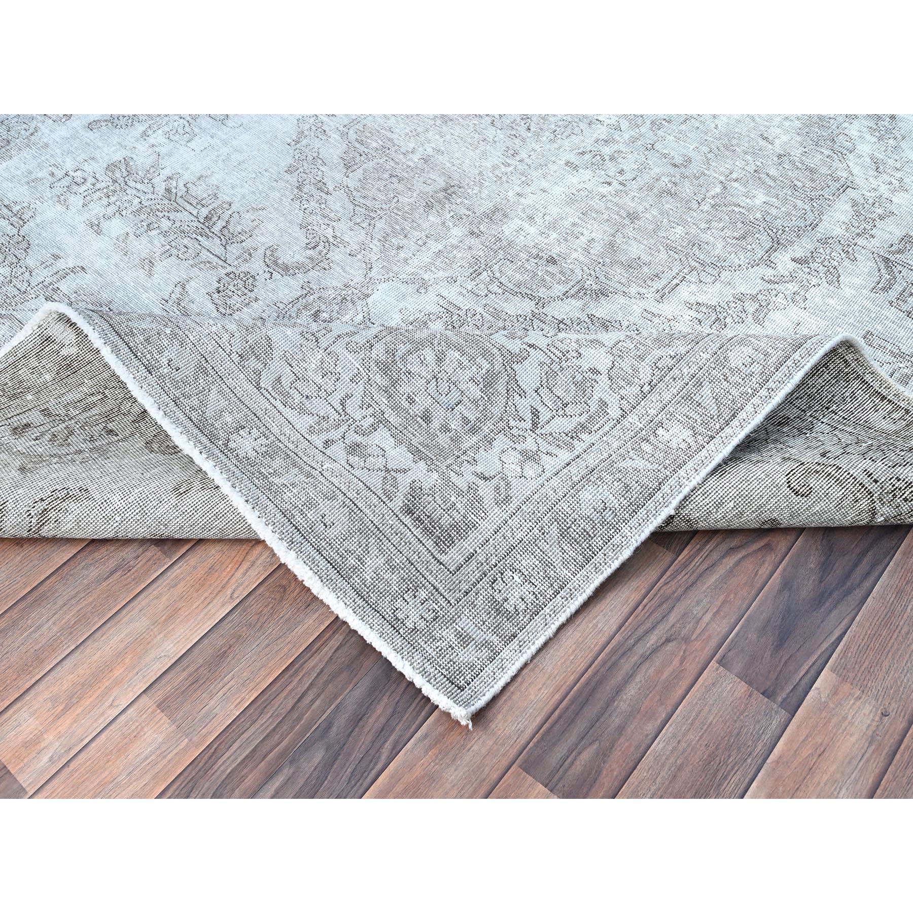 Lana Gray Clean Hand Knotted Vintage Persian Tabriz Tappeto di lana annodato a mano uniformemente usurato in vendita