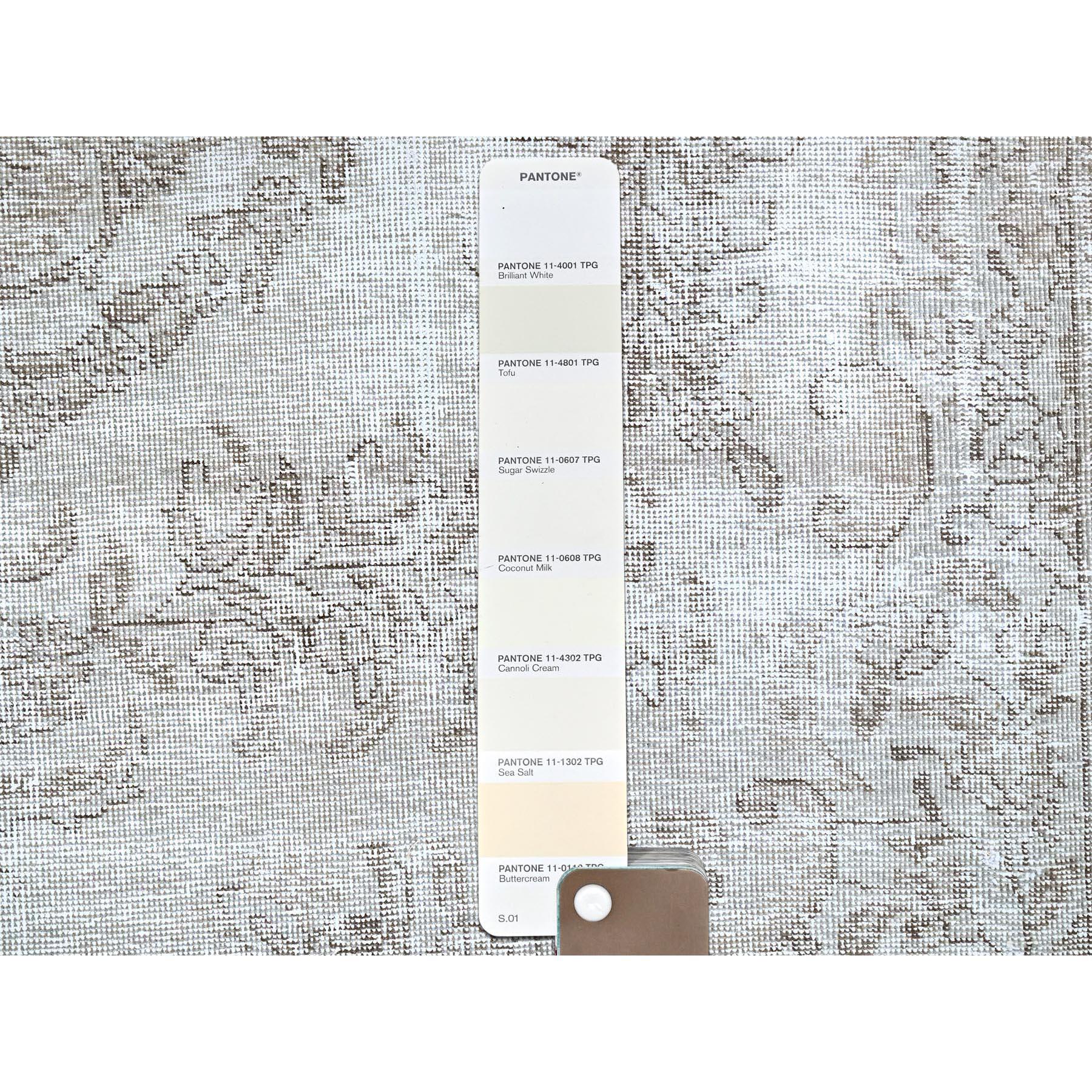 Gray Clean Hand Knotted Vintage Persian Tabriz Tappeto di lana annodato a mano uniformemente usurato in vendita 1