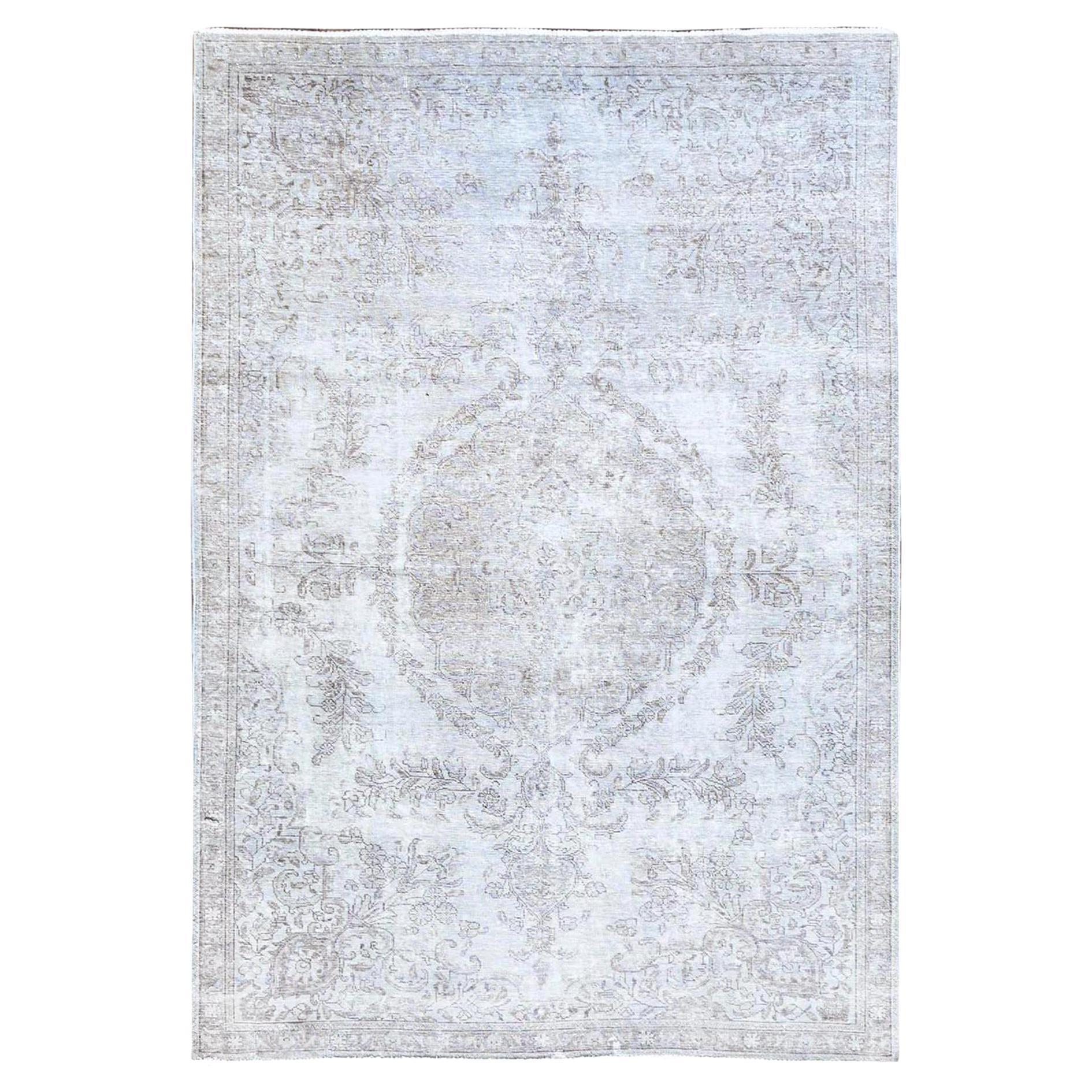 Grauer sauberer handgeknüpfter alter persischer Tabriz Teppich aus gleichmäßig abgenutzter handgeknüpfter Wolle