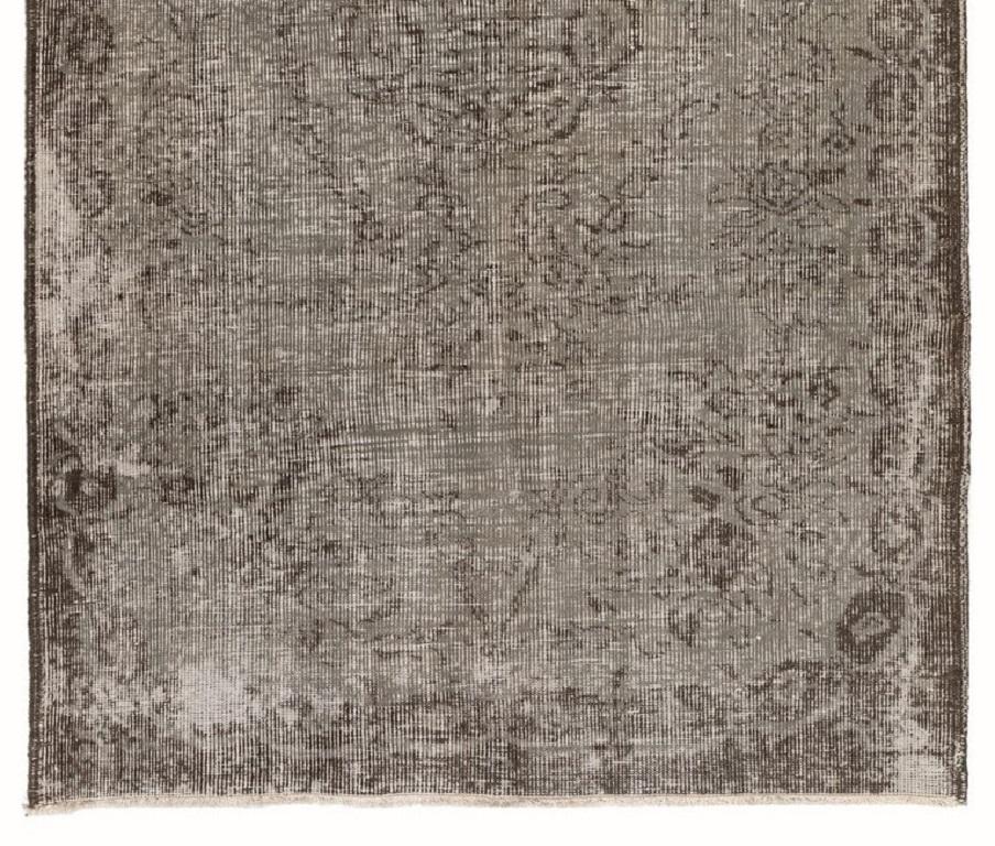 5x8.6 ft Distressed Hand-Knotted Vintage Turkish Rug. Shabby Chic Gray Carpet In Good Condition For Sale In Philadelphia, PA