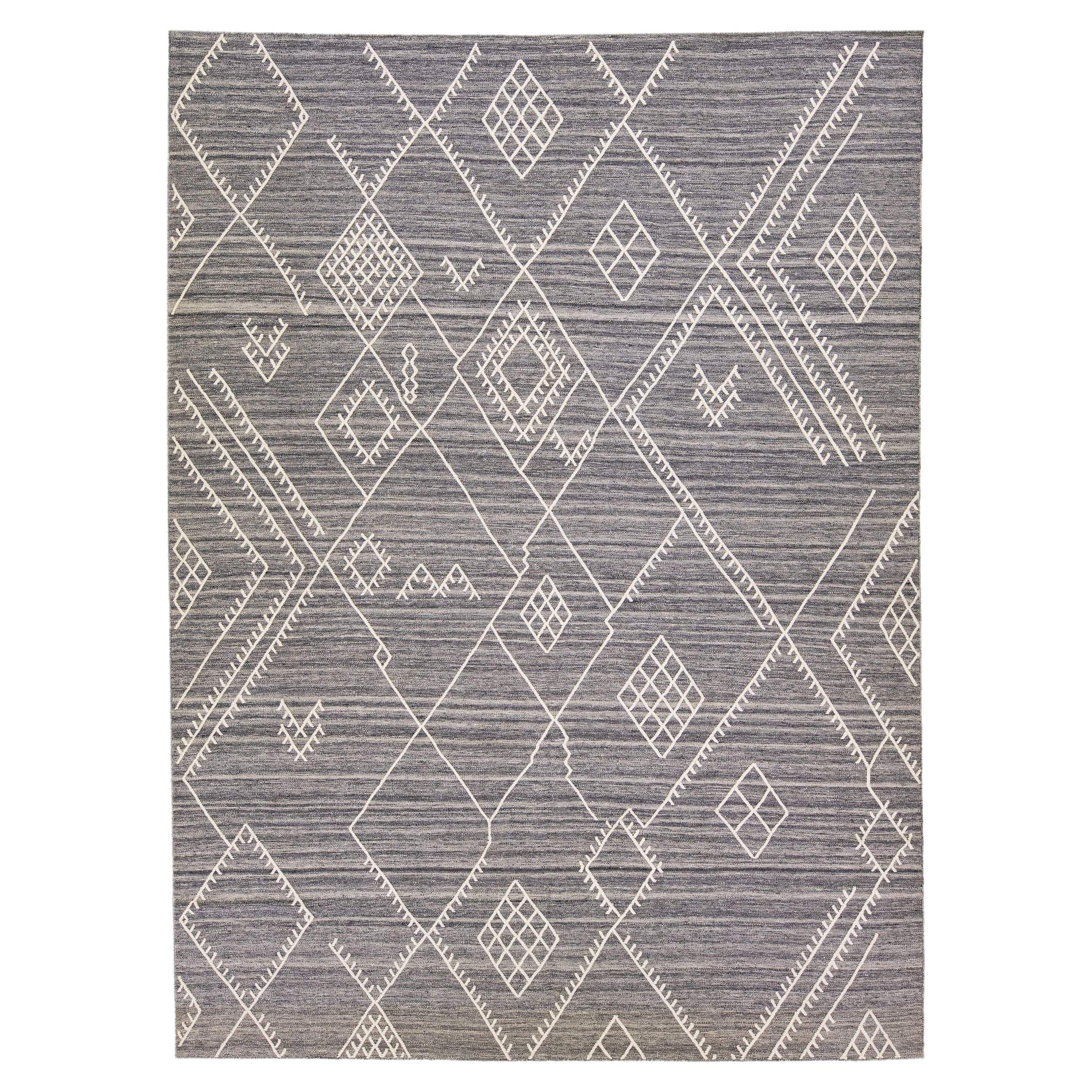 Zeitgenössischer Flachgewebe-Kelim-Wollteppich in Grau mit Coastal-Design von Apadana